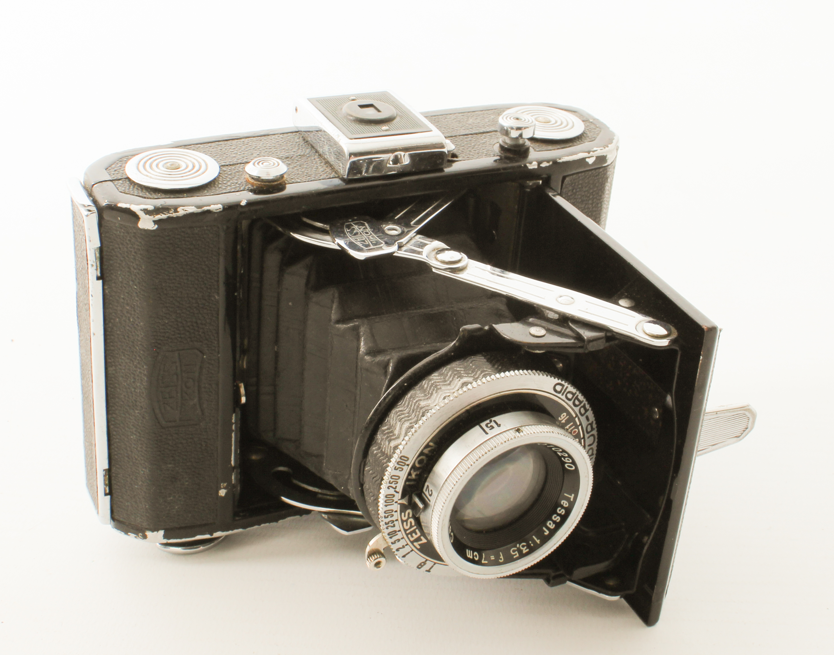 A Kodak Cine-Eight Model 25 8mm cine camera and three vintage cameras: an Ensign 220 Selfix, Zeiss - Bild 4 aus 10