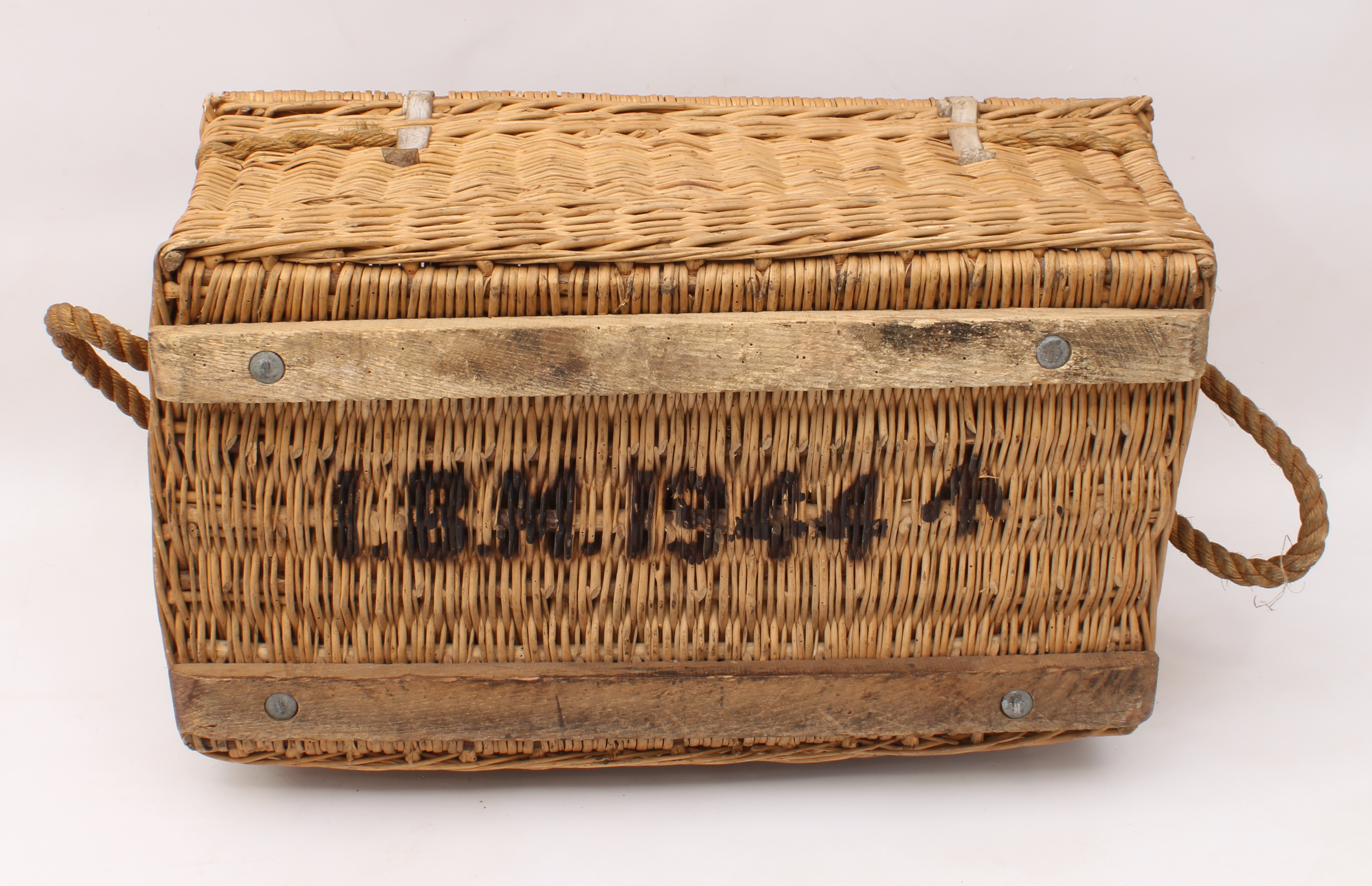 A wicker picnic hamper - Image 3 of 6