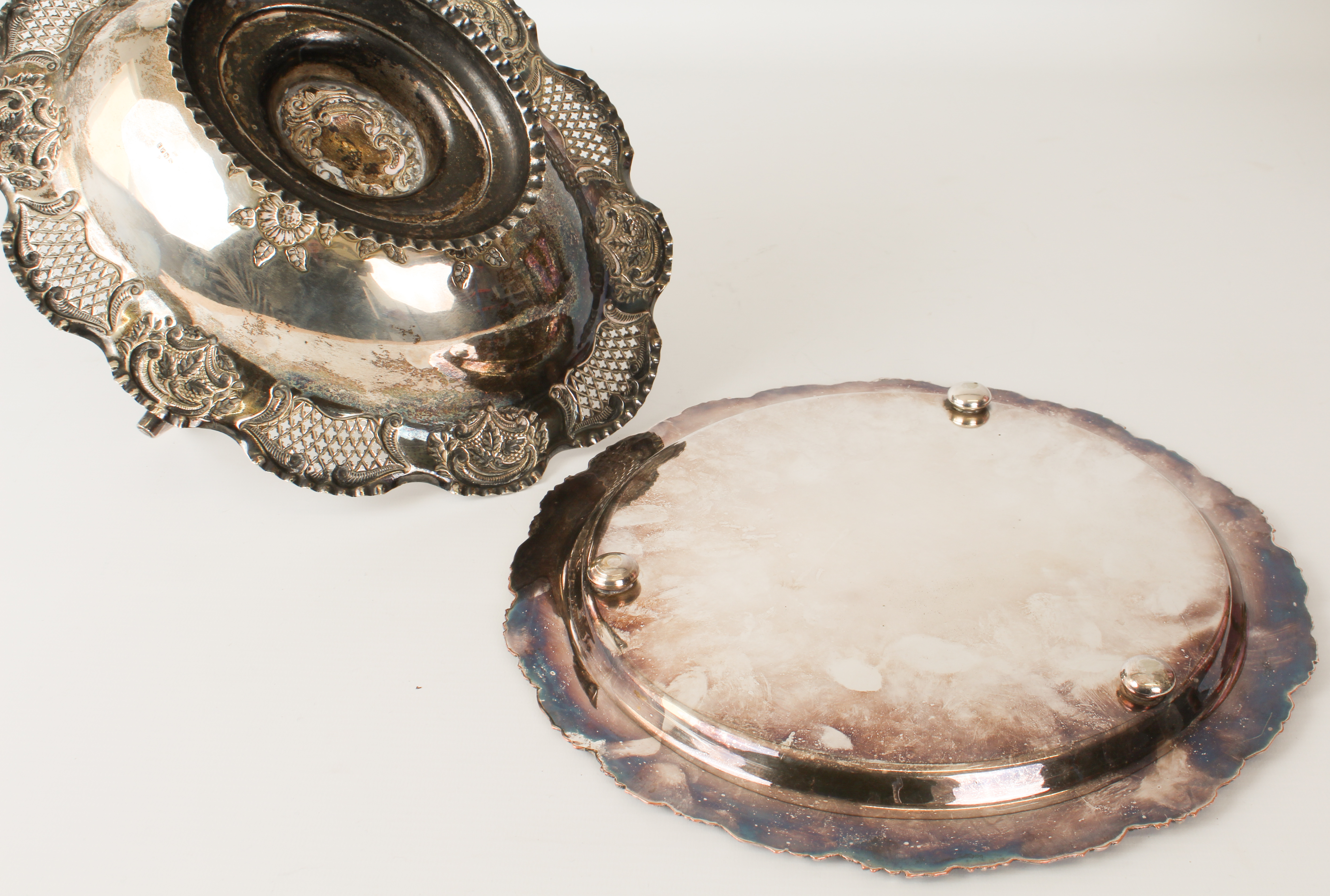 A silver-plated tray with fruiting vine border, on three bun feet (29 cm diameter) together with a - Image 6 of 6