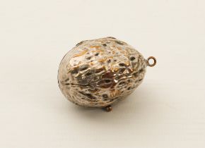 A Victorian novelty etui in the form of a walnut shell.