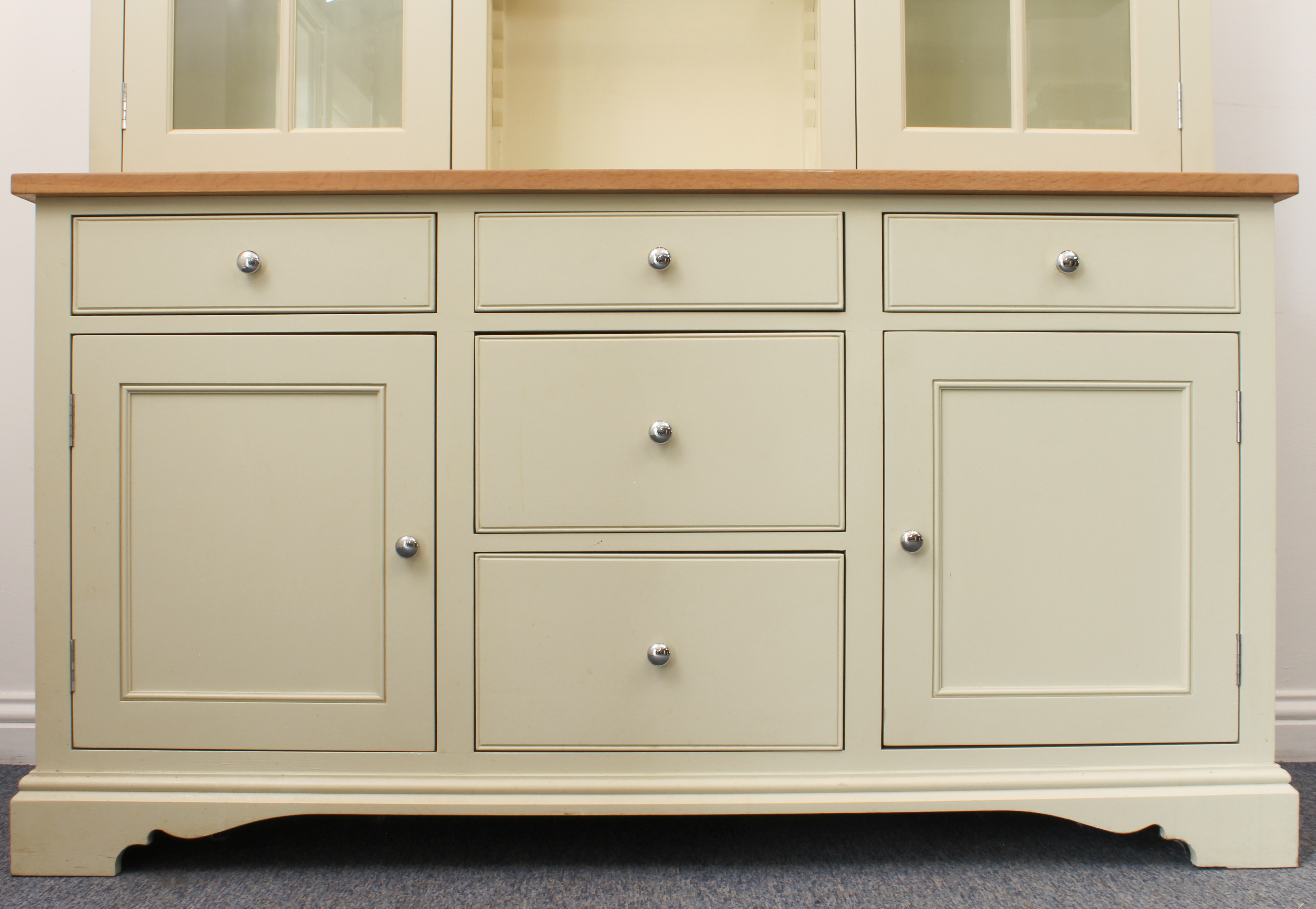 A good quality painted and pale oak part-glazed kitchen dresser - modern, the flared, cavetto - Image 6 of 9