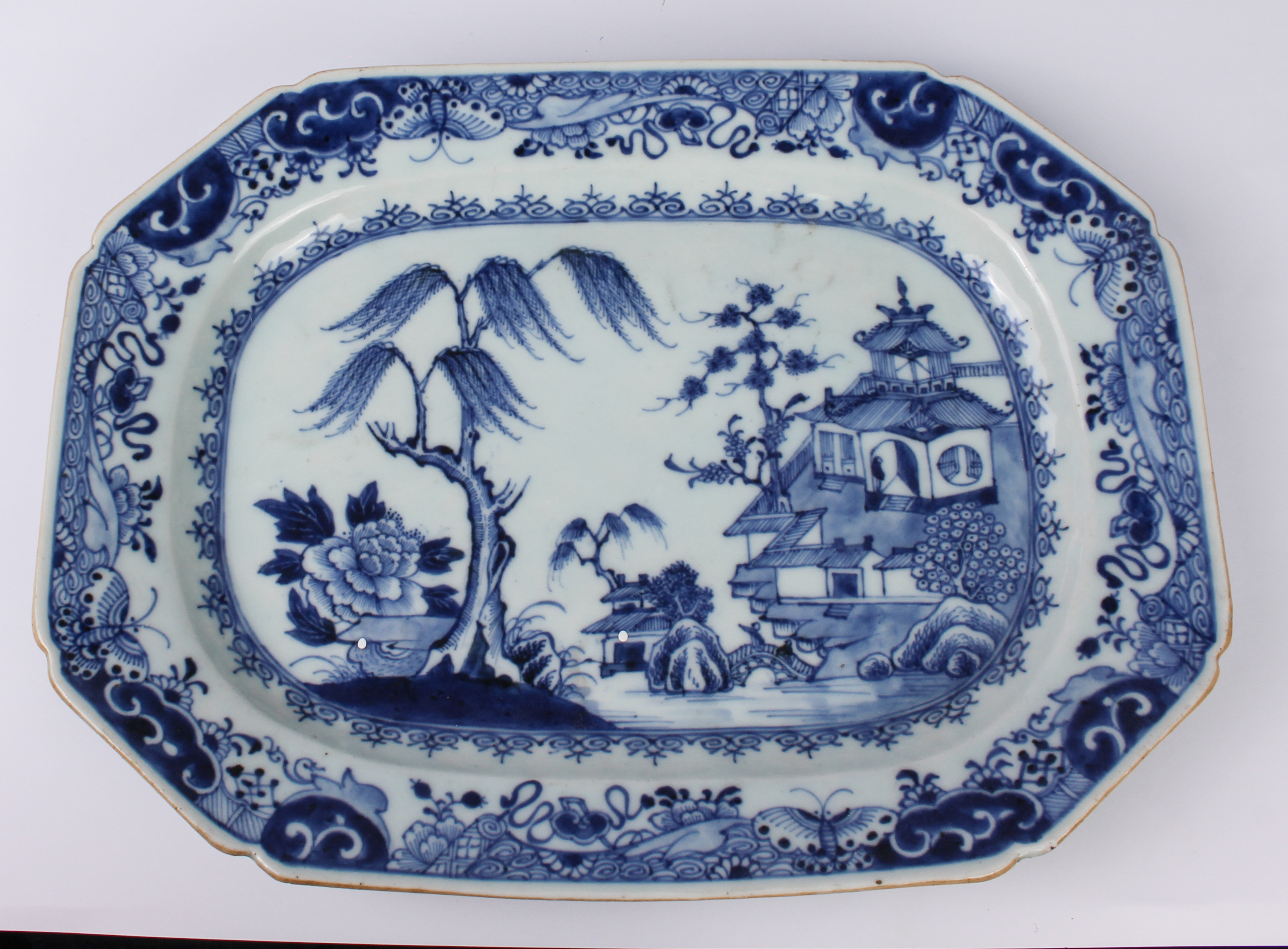 Eight Chinese export porcelain blue and white plates and octagonal platters - late 18th / early 19th - Image 14 of 31