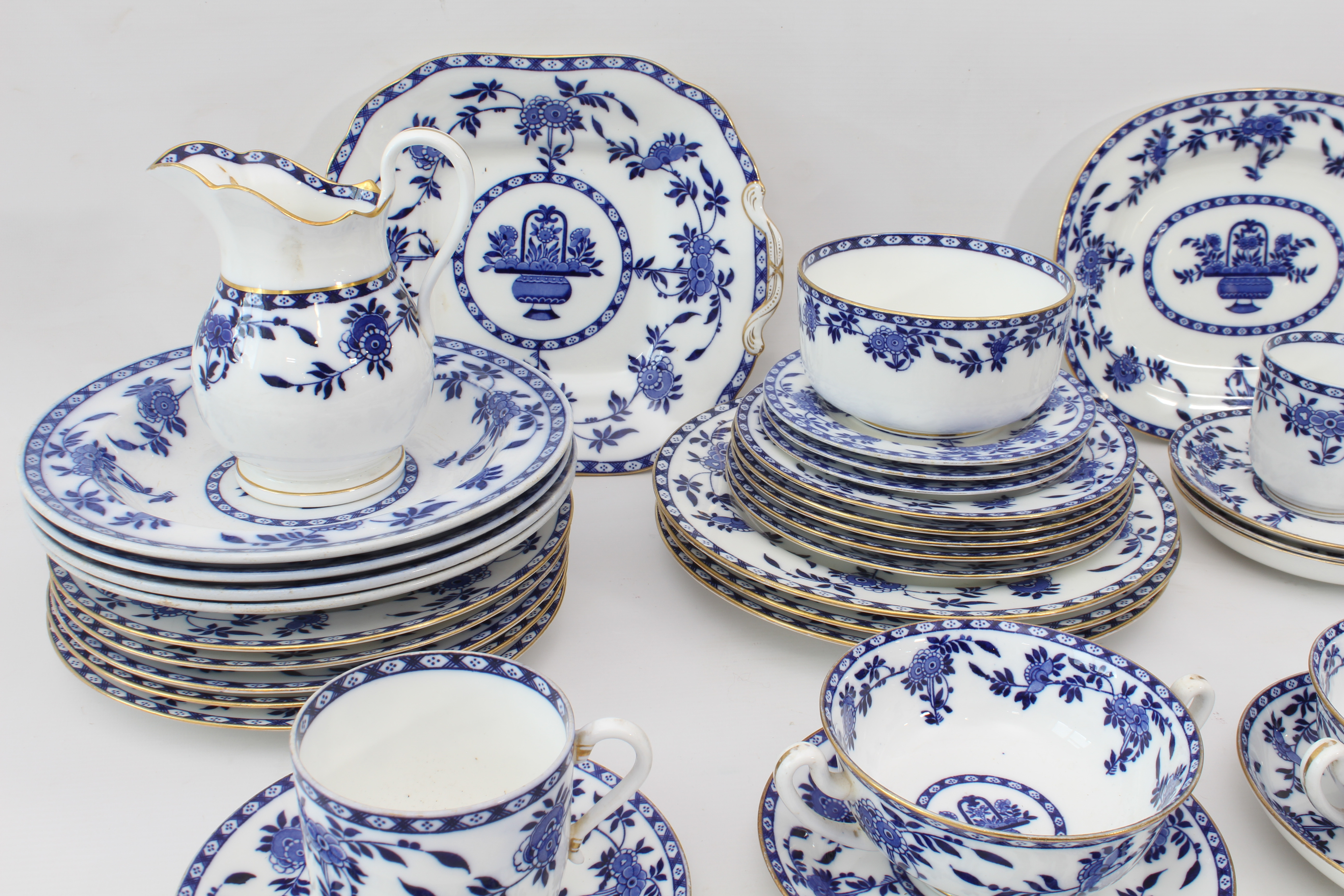 A collection of Minton blue and white dinner ware - early 20th century, comprising a two-handled - Bild 2 aus 4