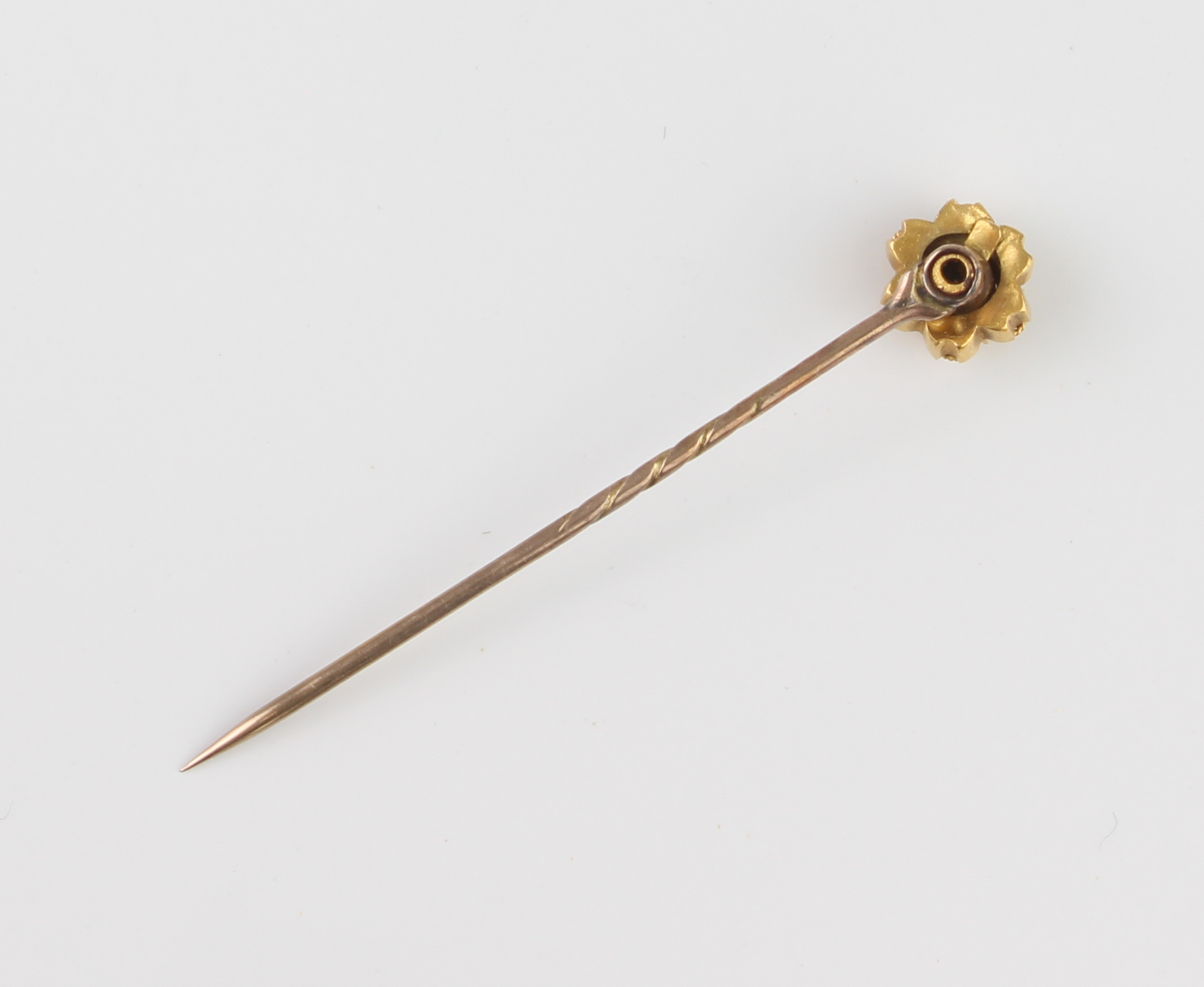 A cased Victorian yellow and rose gold and diamond stick pin - the 18ct yellow gold daisy head set - Bild 2 aus 3
