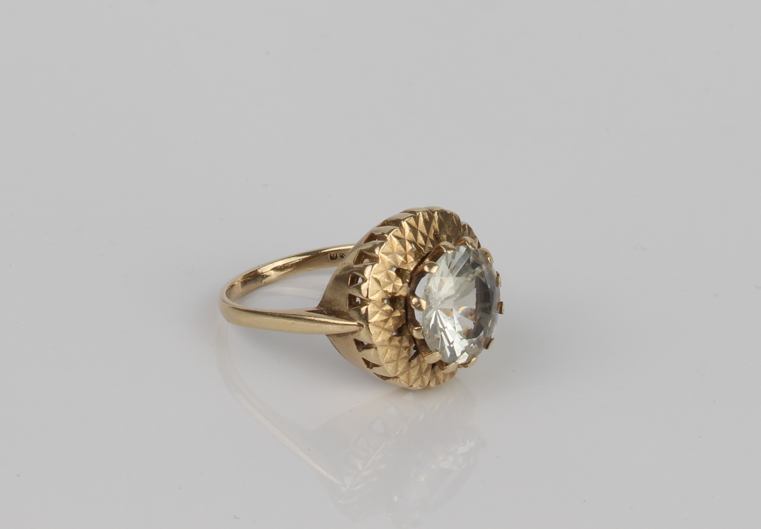 A vintage 9ct gold ring set with a large white stone - hallmarked London 1967, the claw set 9.75 - Image 3 of 5