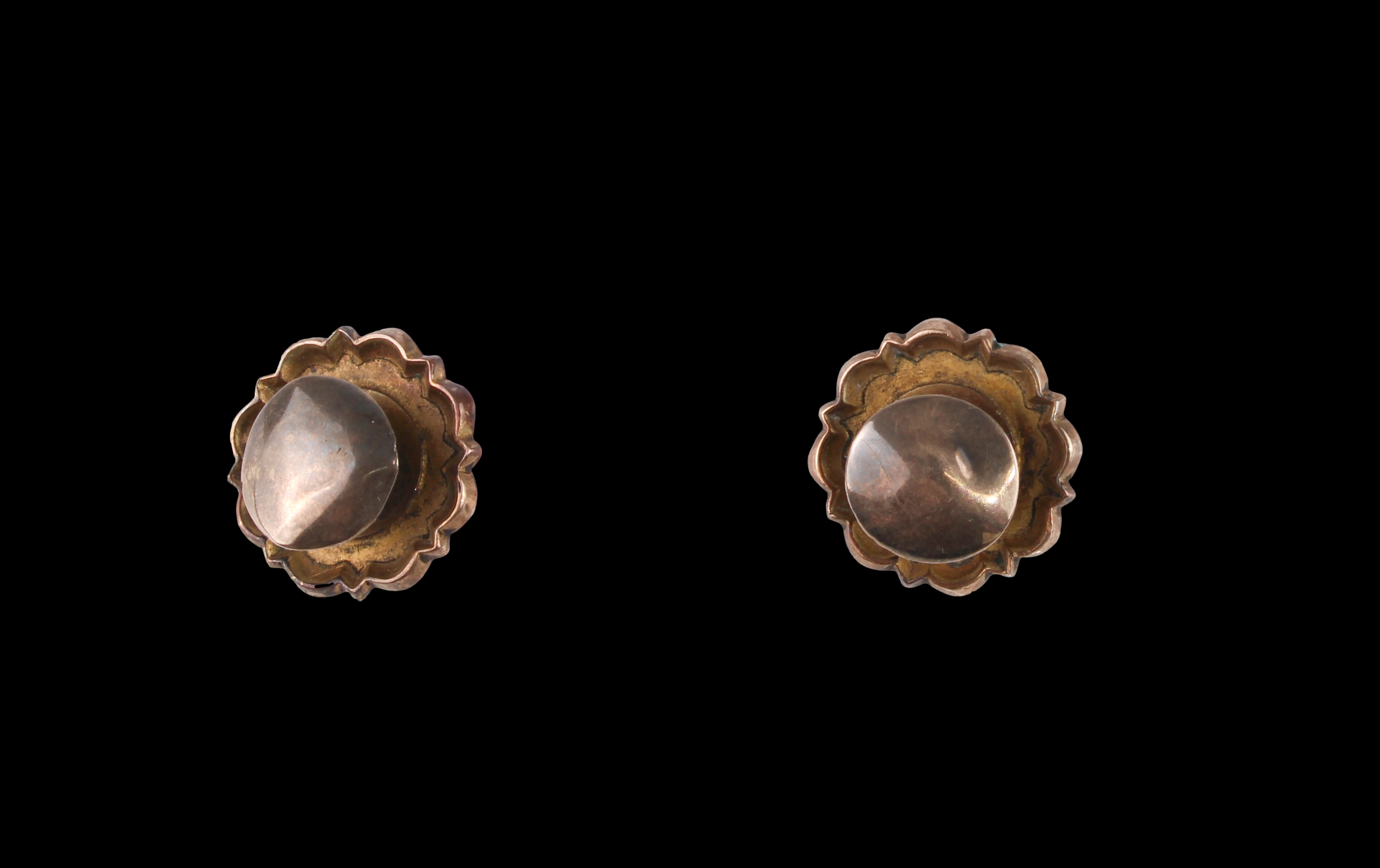 A pair of Victorian 9ct rose gold, amethyst and seed pearl collar studs - of shaped circular form - Image 2 of 2