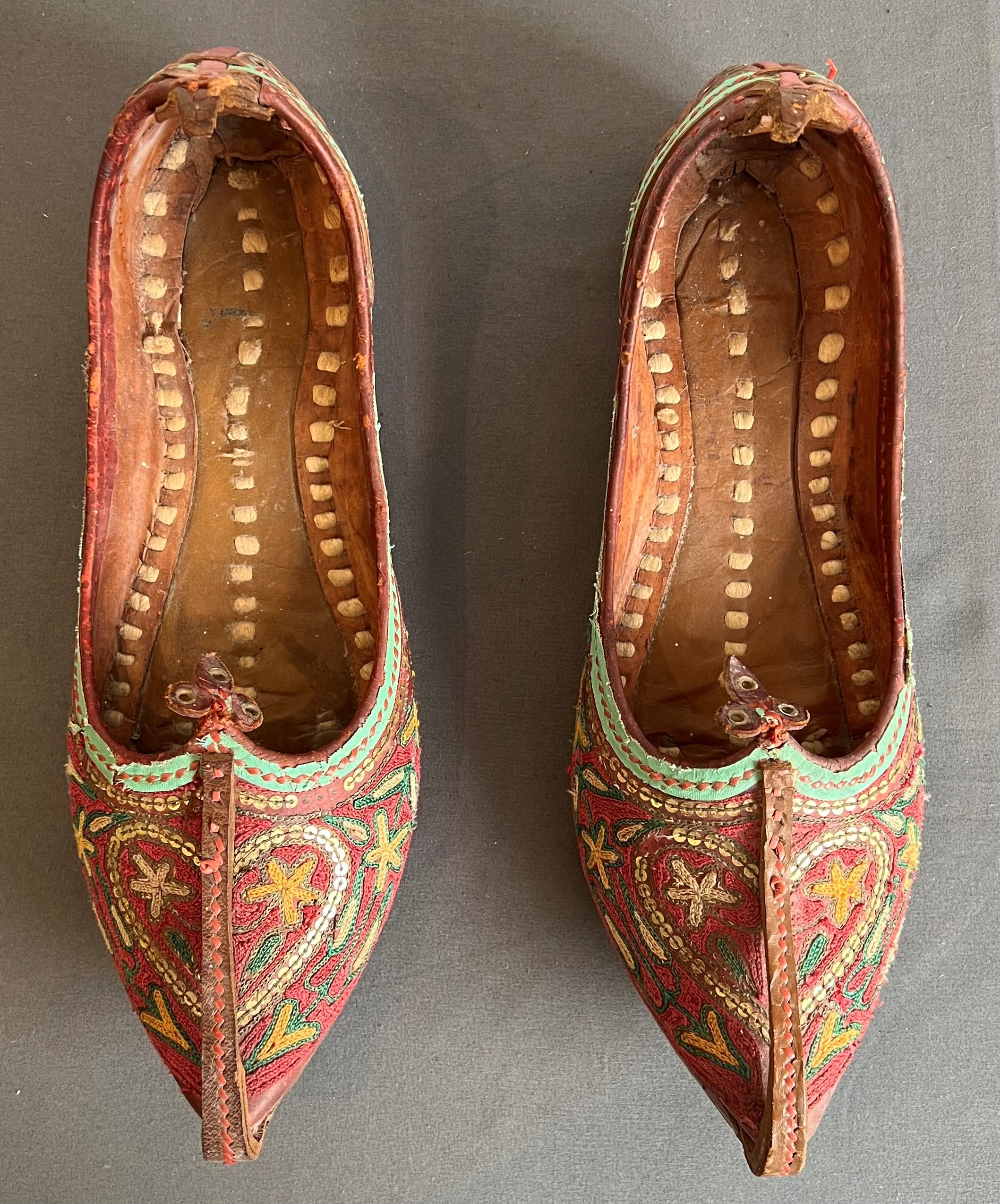A fine pair of Turkish leather and silk embroidered gentleman's slippers - probably early 20th - Image 3 of 3