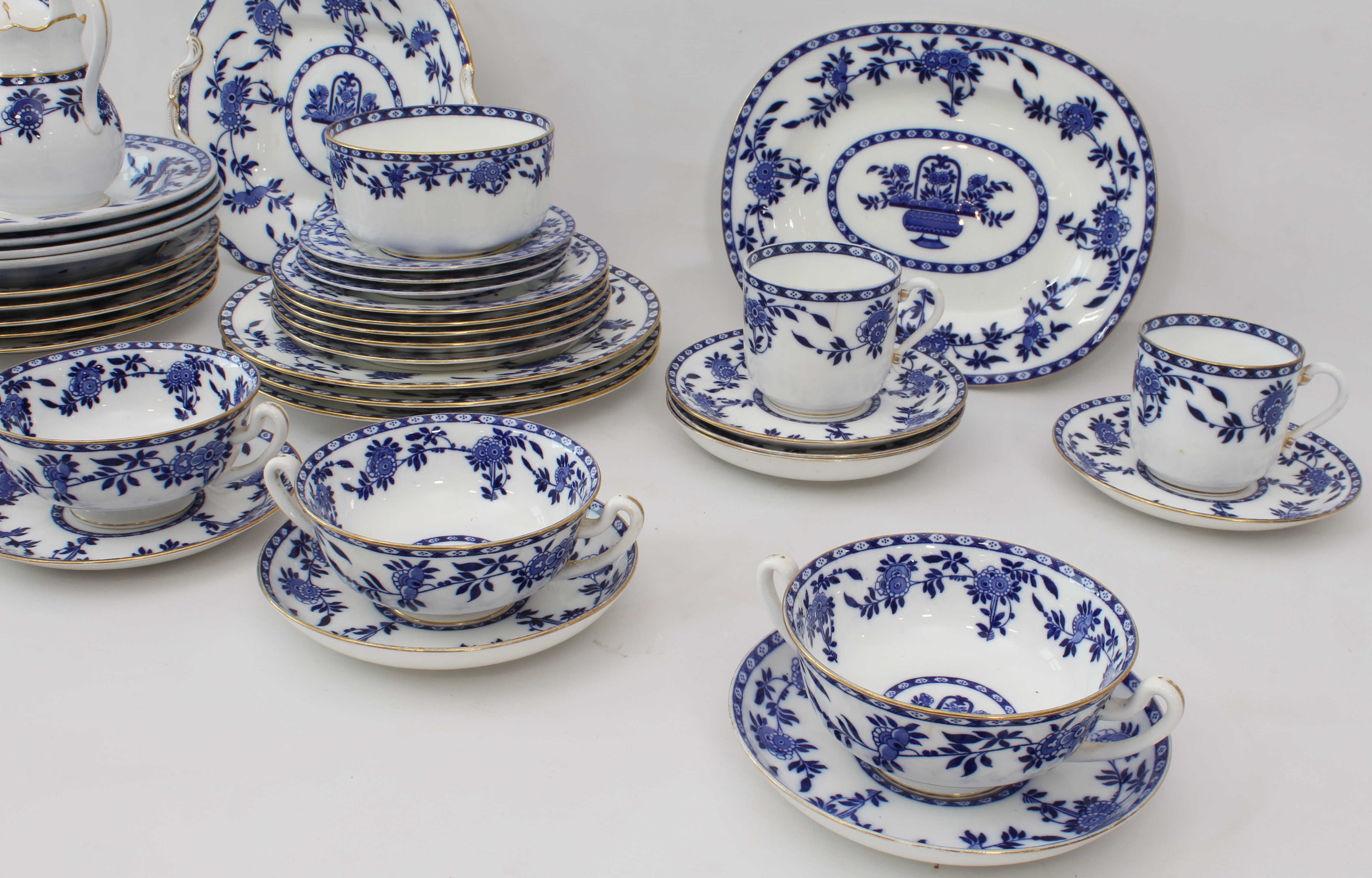 A collection of Minton blue and white dinner ware - early 20th century, comprising a two-handled - Bild 3 aus 4