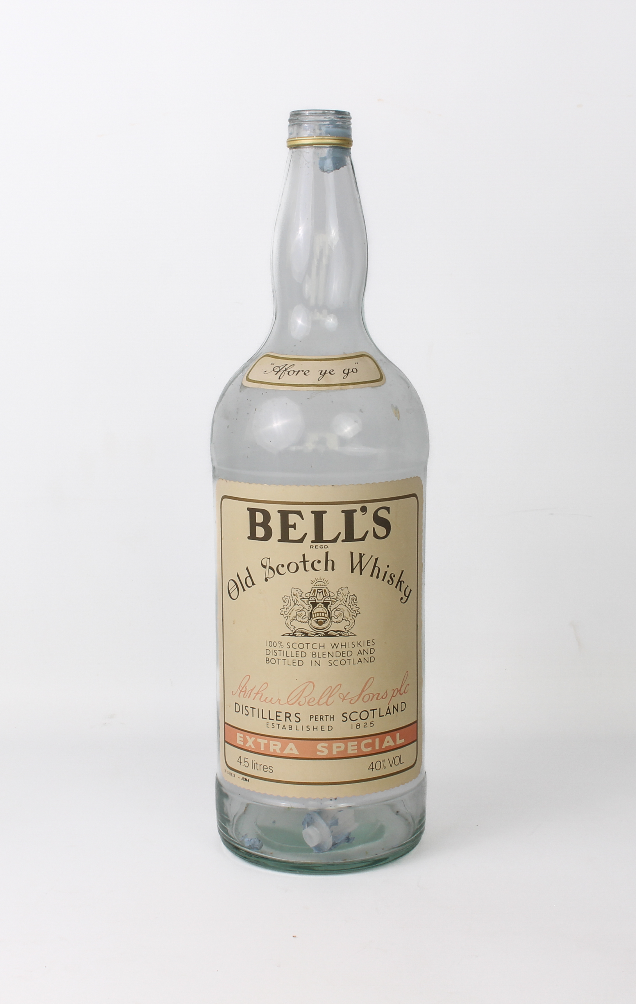 An oversized 4.5 litre Bells Extra Special Old Scotch Whiskey bottle - empty, no cap, some fading to - Bild 2 aus 3