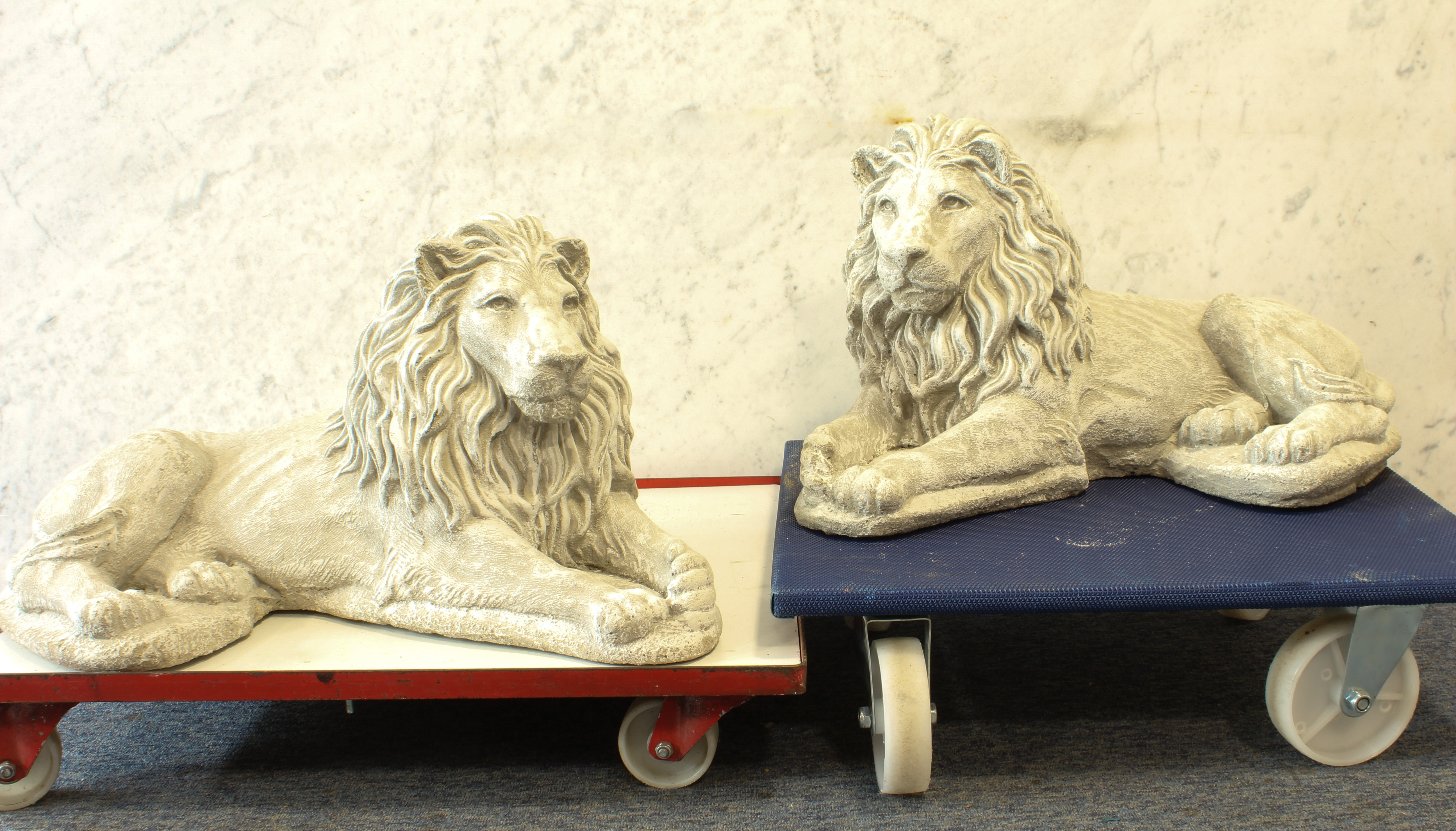 A pair of recumbent garden lion sculptures - cast cement, modern, 64 cm long. - Image 2 of 2