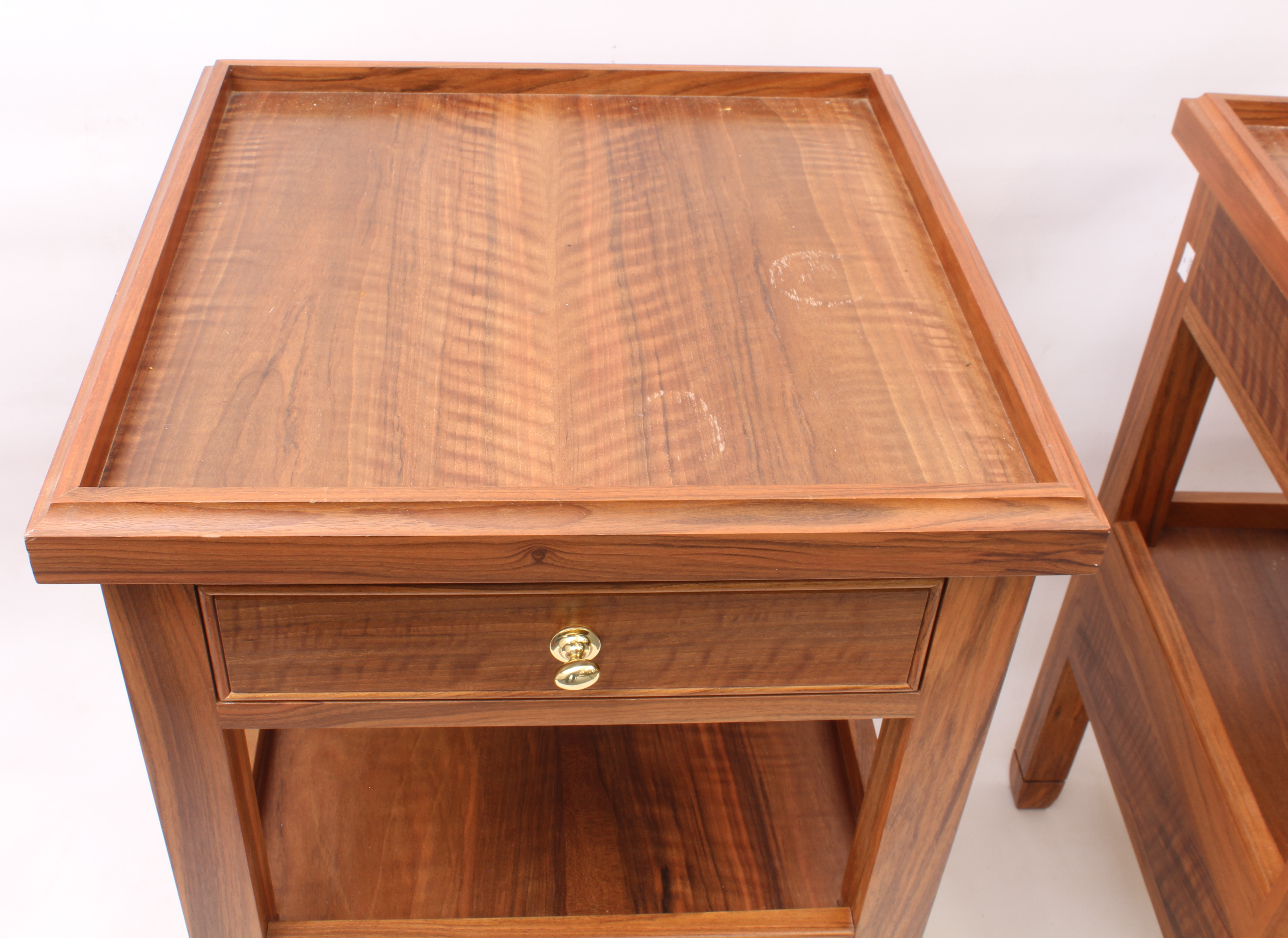 A pair of modern hardwood bedside tables - the square tray top and undertier each with a frieze - Bild 3 aus 3