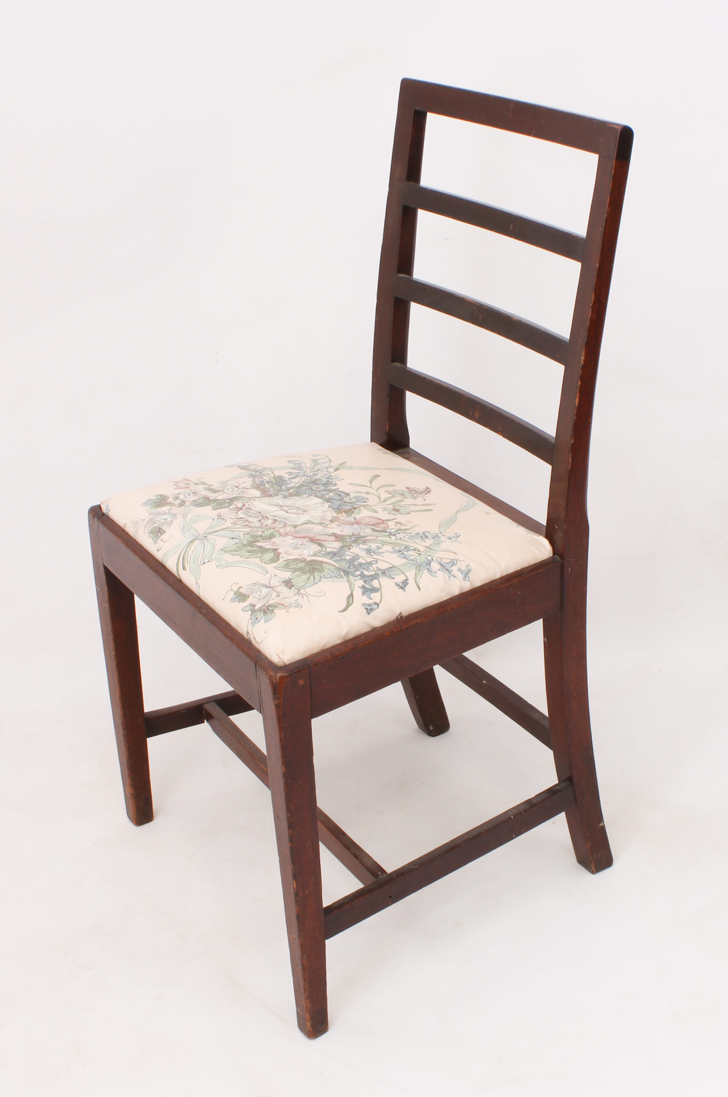 A set of four 19th century mahogany ladderback dining chairs - with drop-in seats, raised on - Bild 3 aus 3