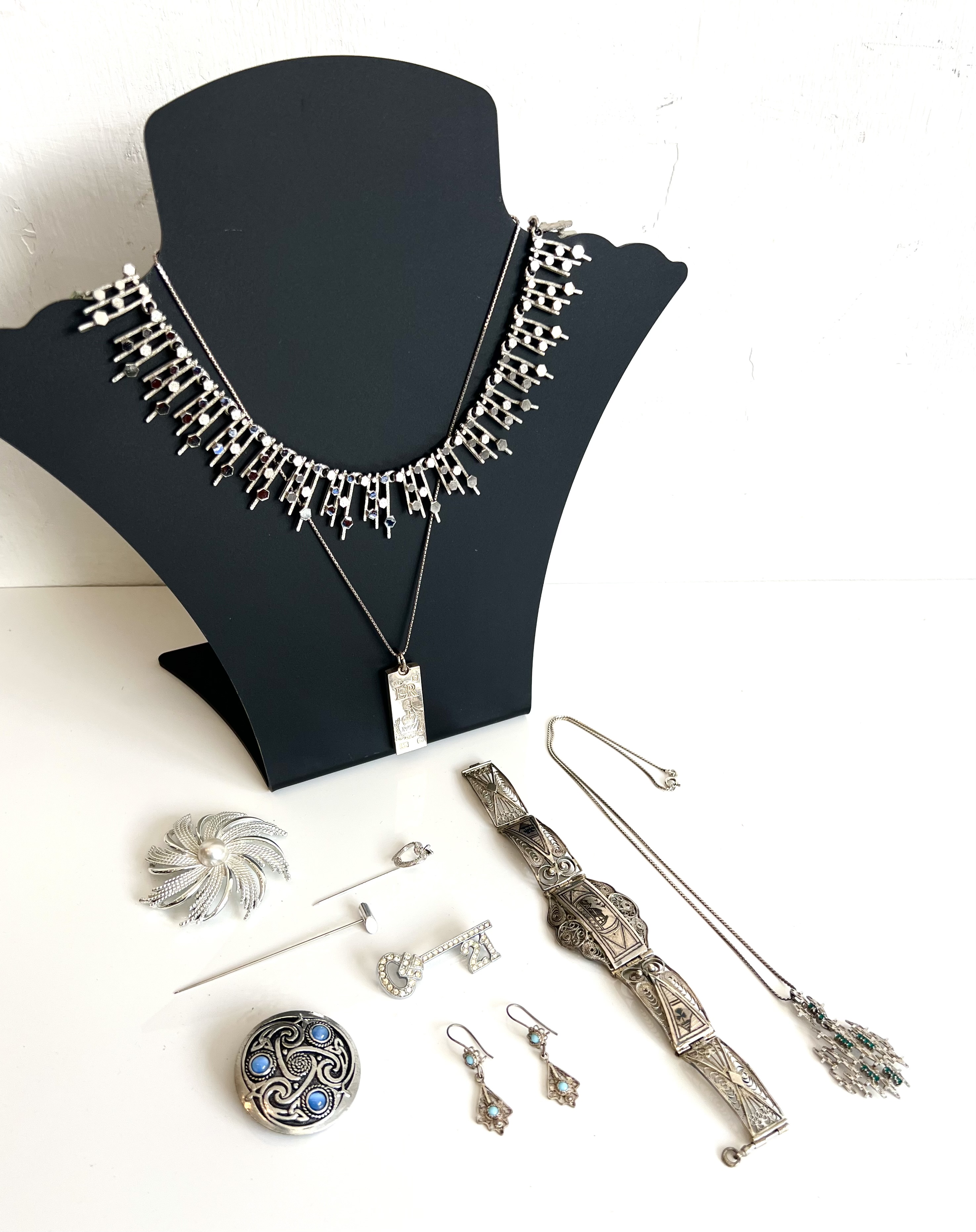 A collection of silver and costume jewellery - 1960s to modern, including a Swarovski brooch and a - Bild 2 aus 3