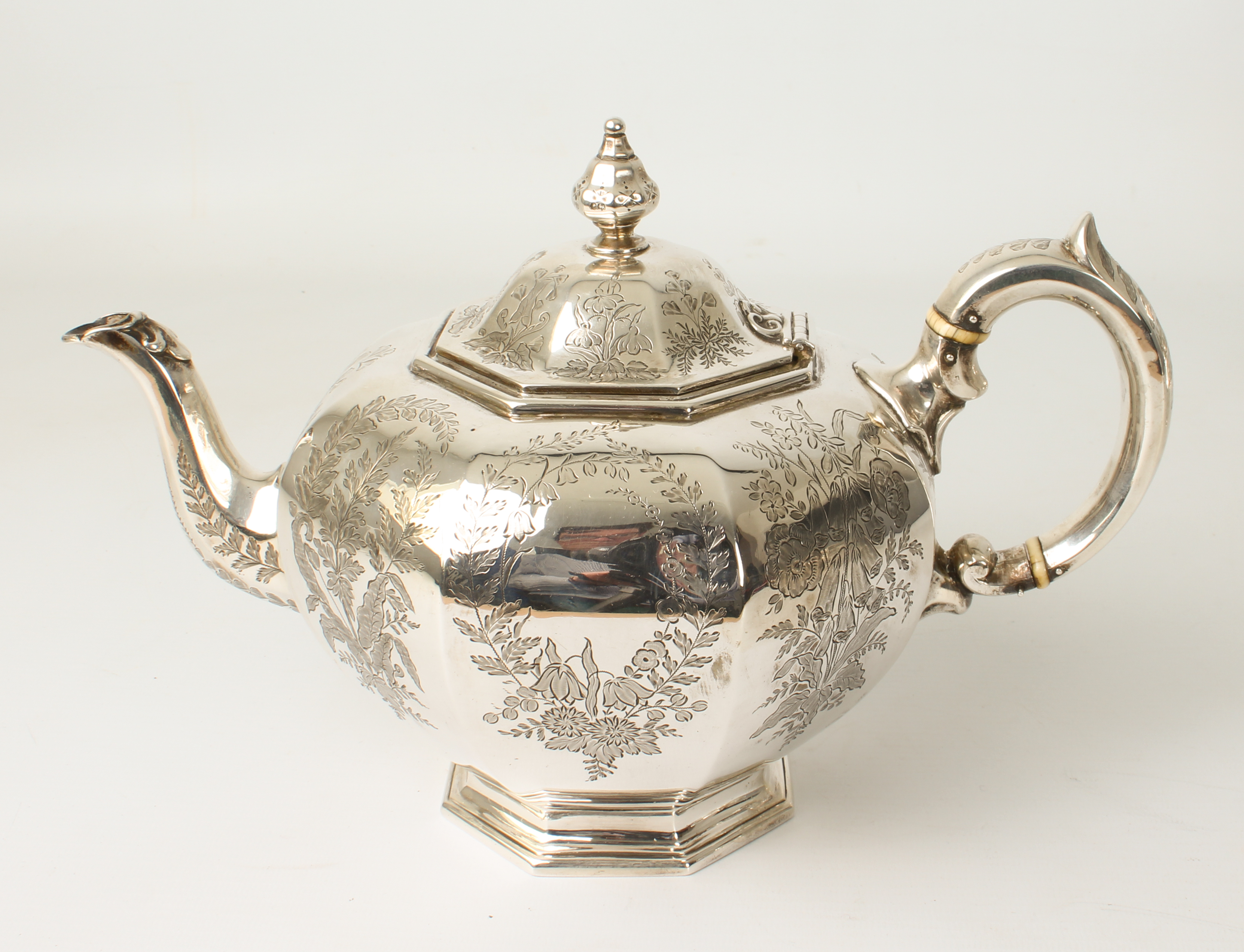 A Victorian silver four-piece tea and coffee service - Goldsmiths Alliance Ltd (Samuel Smily), - Bild 3 aus 19