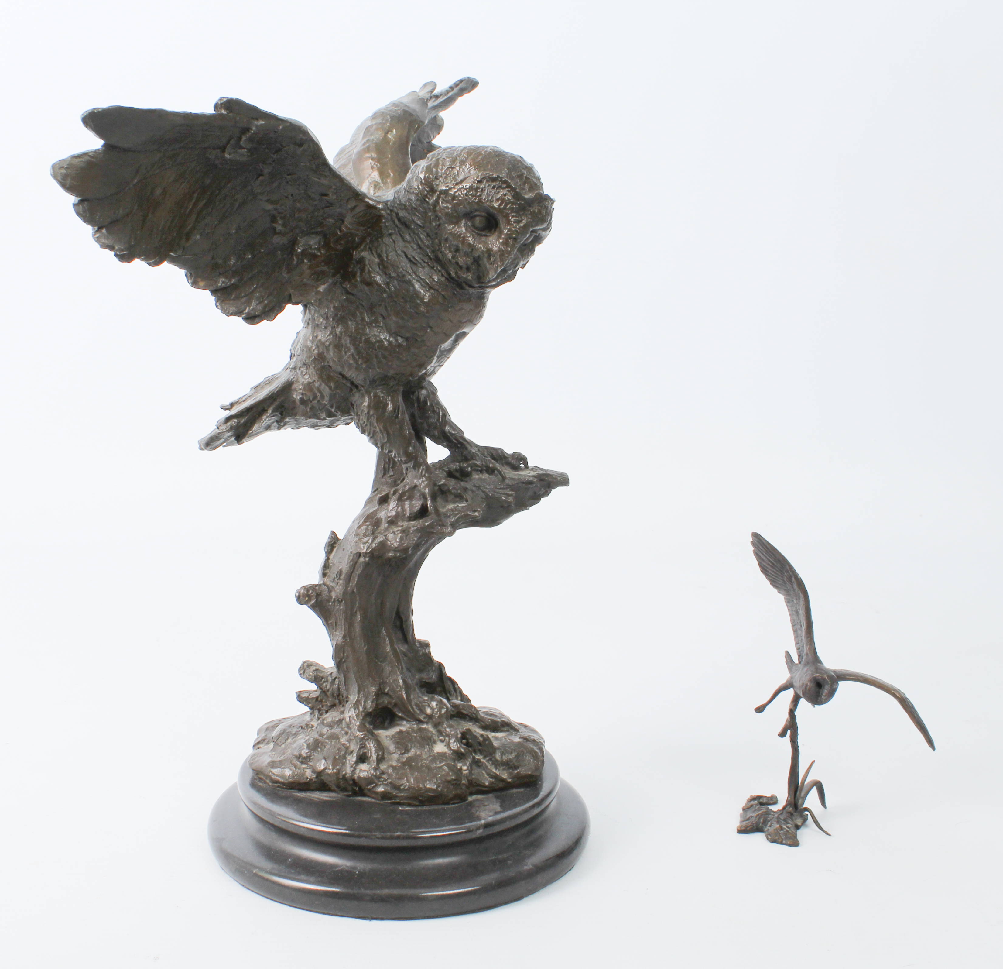 Two bronze owl figures: 1. late 20th century, modelled with wings outstretched, landing upon a - Image 4 of 4