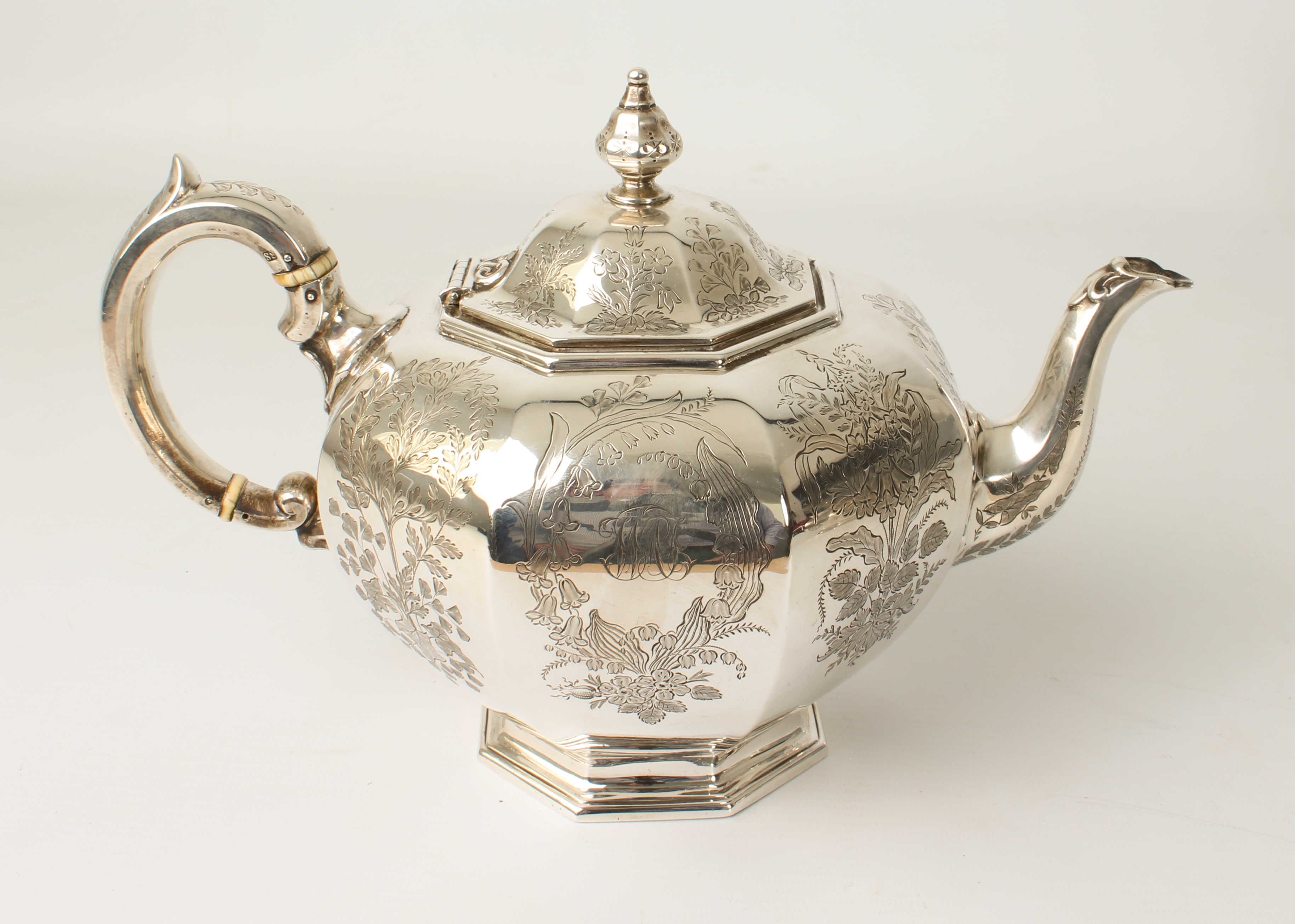 A Victorian silver four-piece tea and coffee service - Goldsmiths Alliance Ltd (Samuel Smily), - Bild 4 aus 19