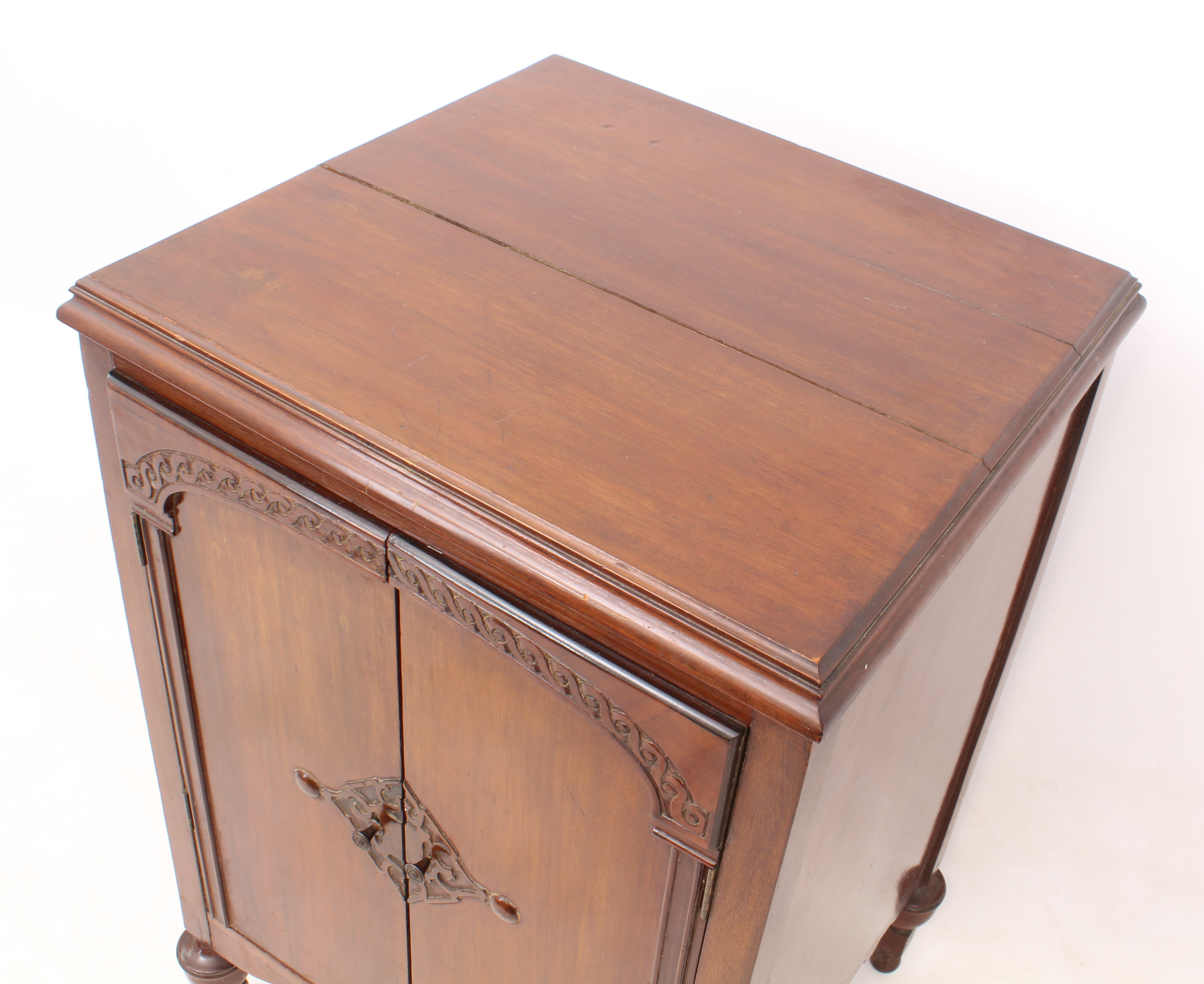 A 1920s-30s mahogany two-door record cabinet - the moulded top over a pair of doors carved with - Bild 3 aus 4