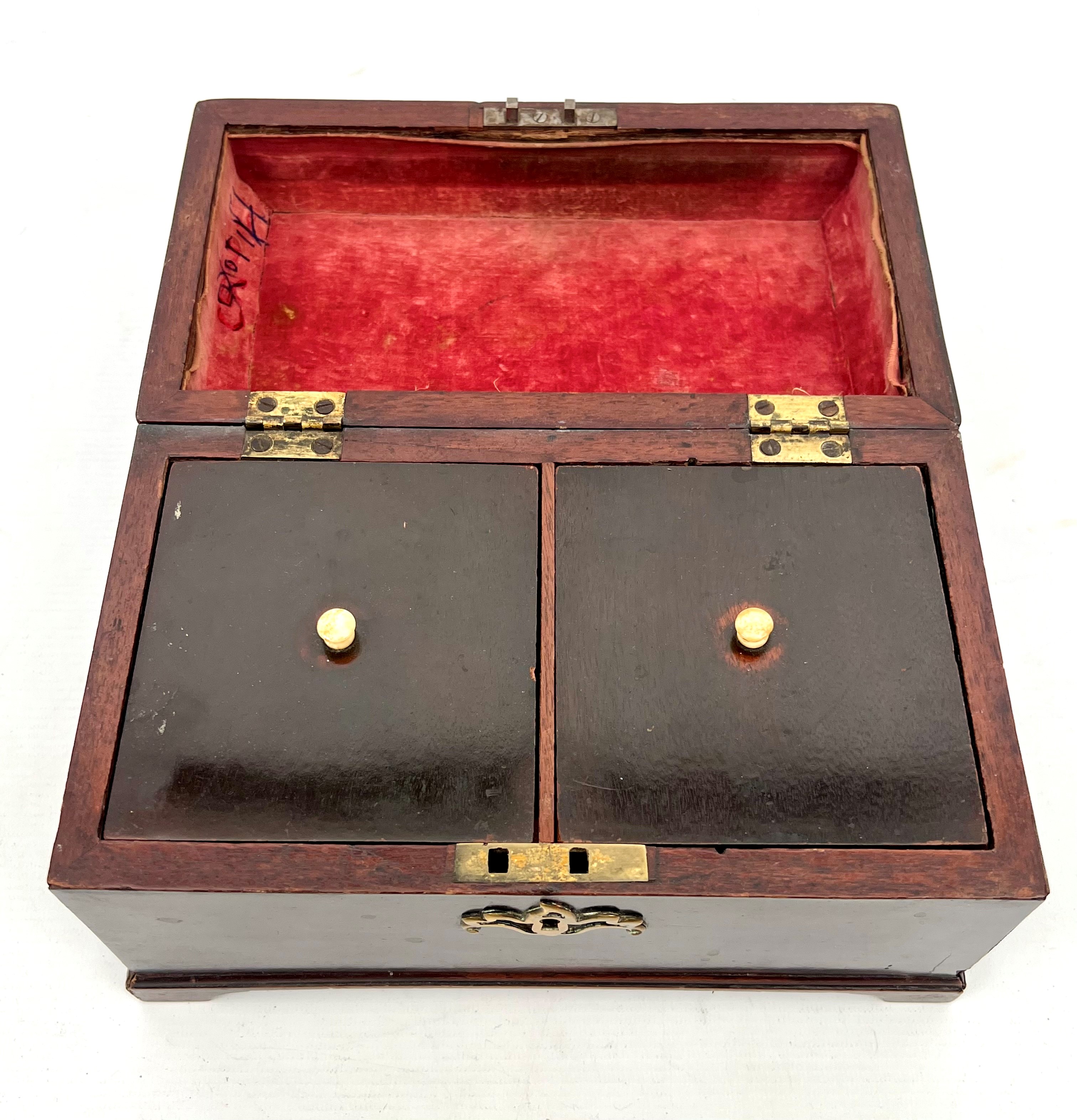 A George III mahogany sarcophagus tea caddy - with original brass handle and pierced escutcheon, - Bild 5 aus 6