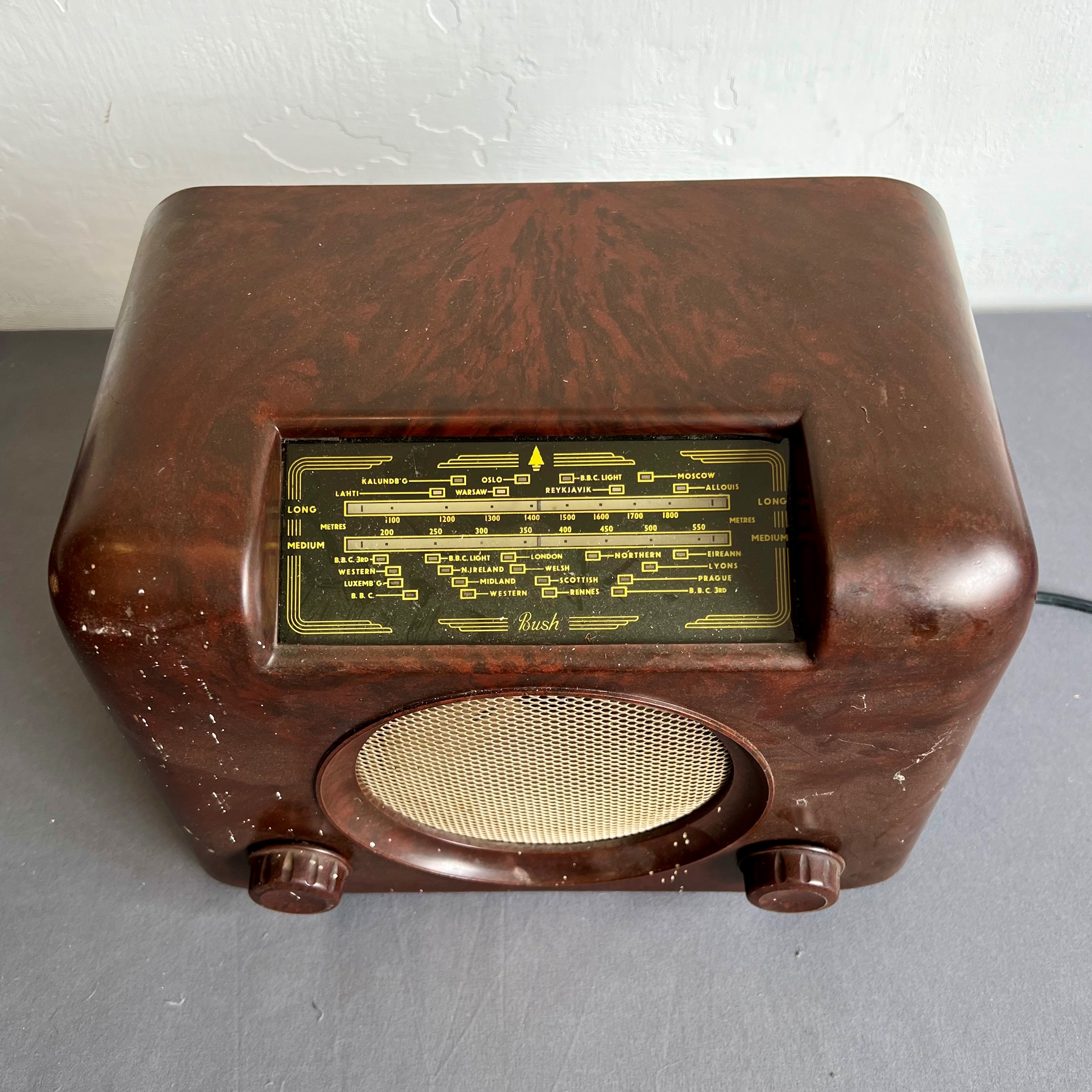 Two Bush bakelite radios - 1950s, comprising a DAC 90A and a DAC 10, both with brown bakelite cases, - Bild 7 aus 8