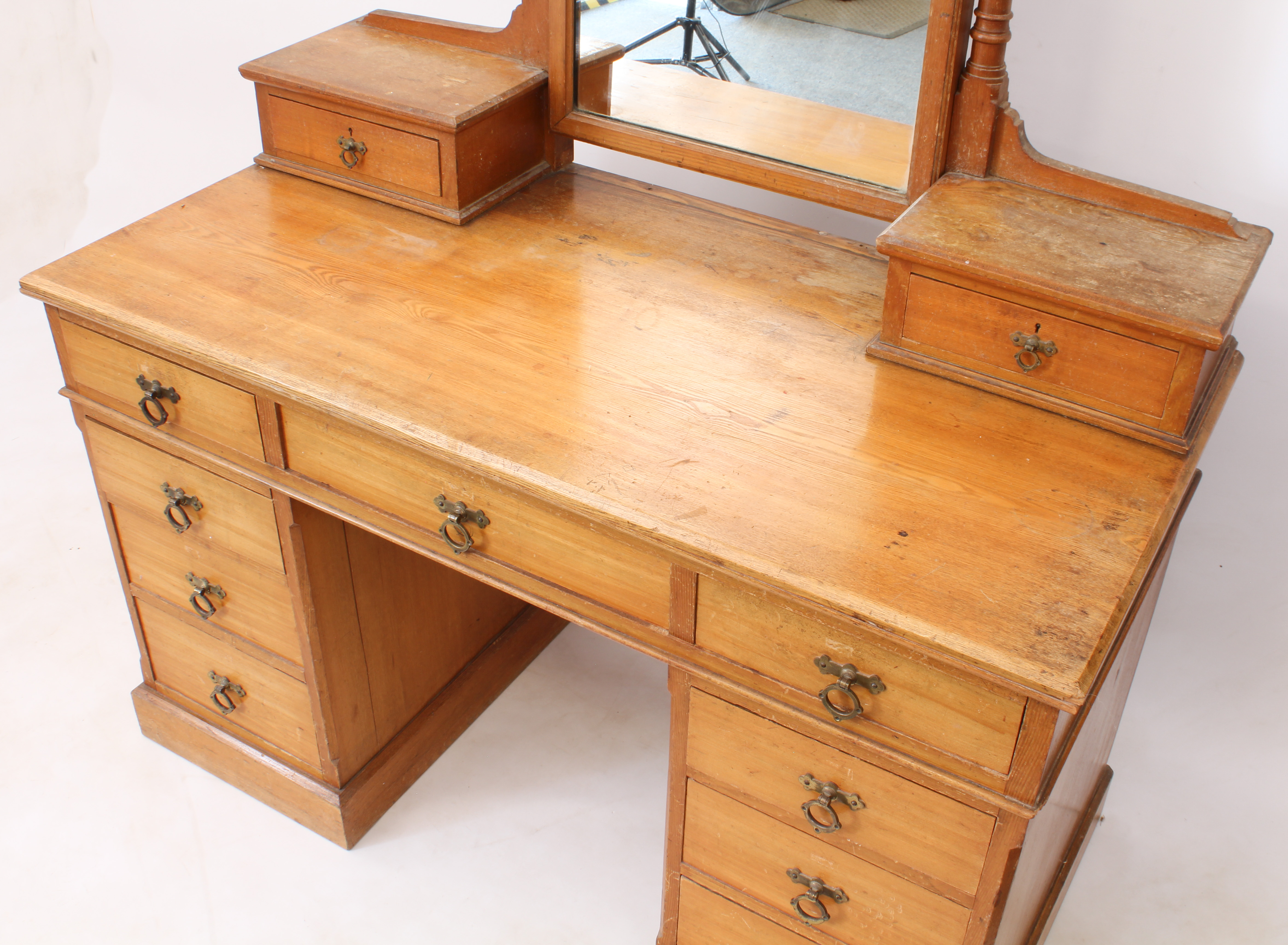 A late-19th century ash dressing-table - the back with rectangular mirror with clipped top - Bild 3 aus 3