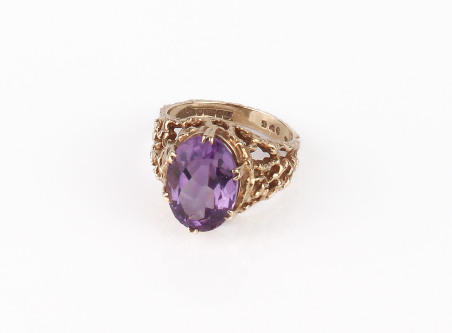 A vintage 9ct gold and amethyst ring - hallmarked 1978, the oval cut 13.5 x 9.5 mm amethyst claw-set - Image 4 of 4