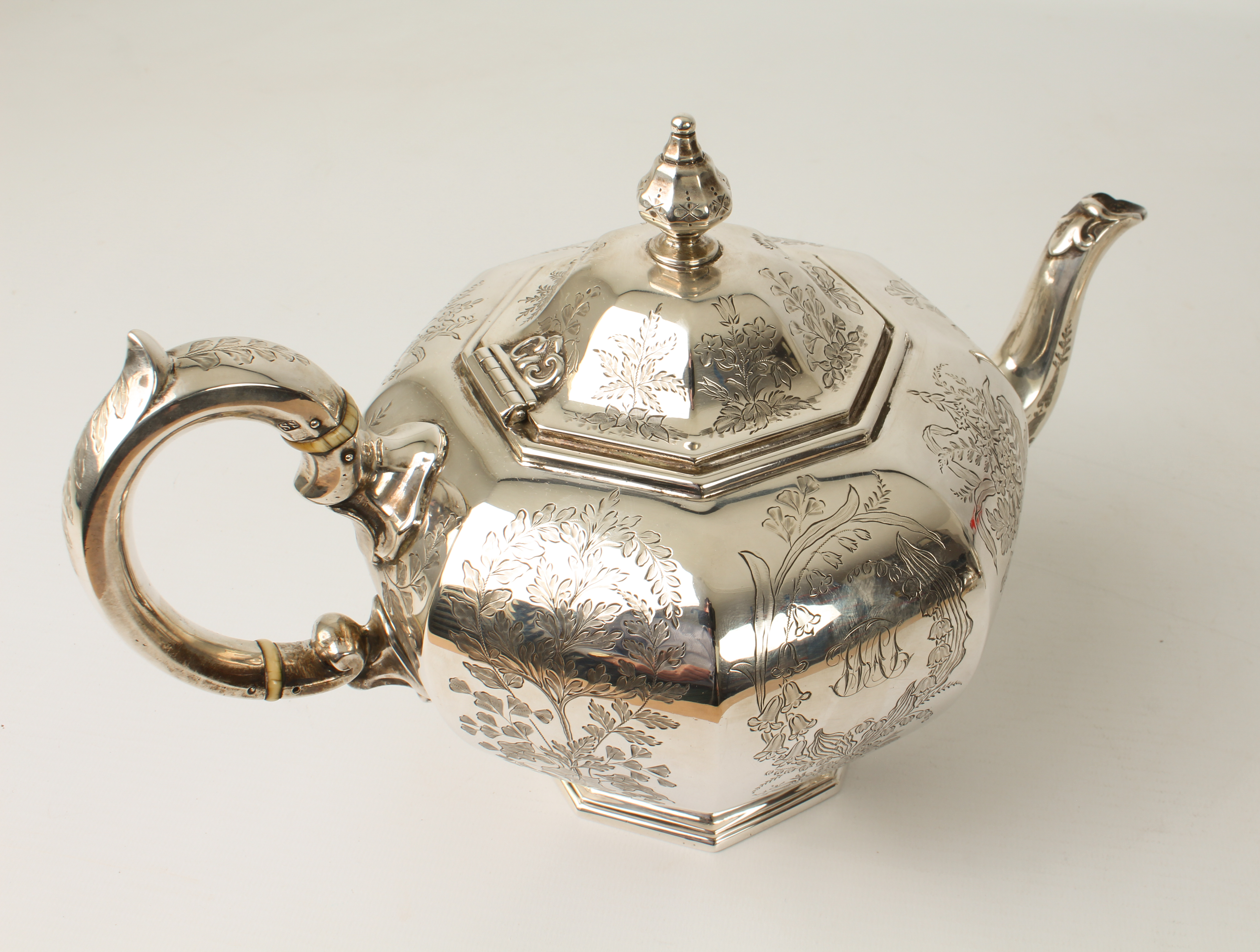 A Victorian silver four-piece tea and coffee service - Goldsmiths Alliance Ltd (Samuel Smily), - Bild 17 aus 19