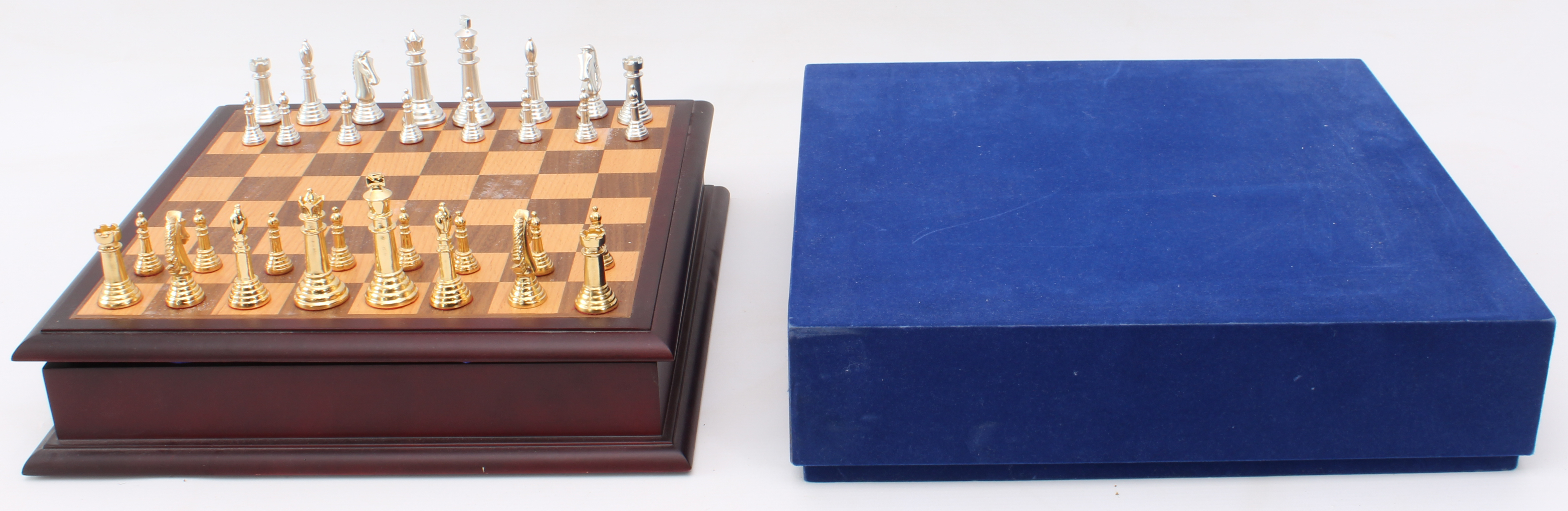 A cased chess set and board - late 20th century, the silver-coloured and gold-coloured cast metal - Bild 3 aus 4