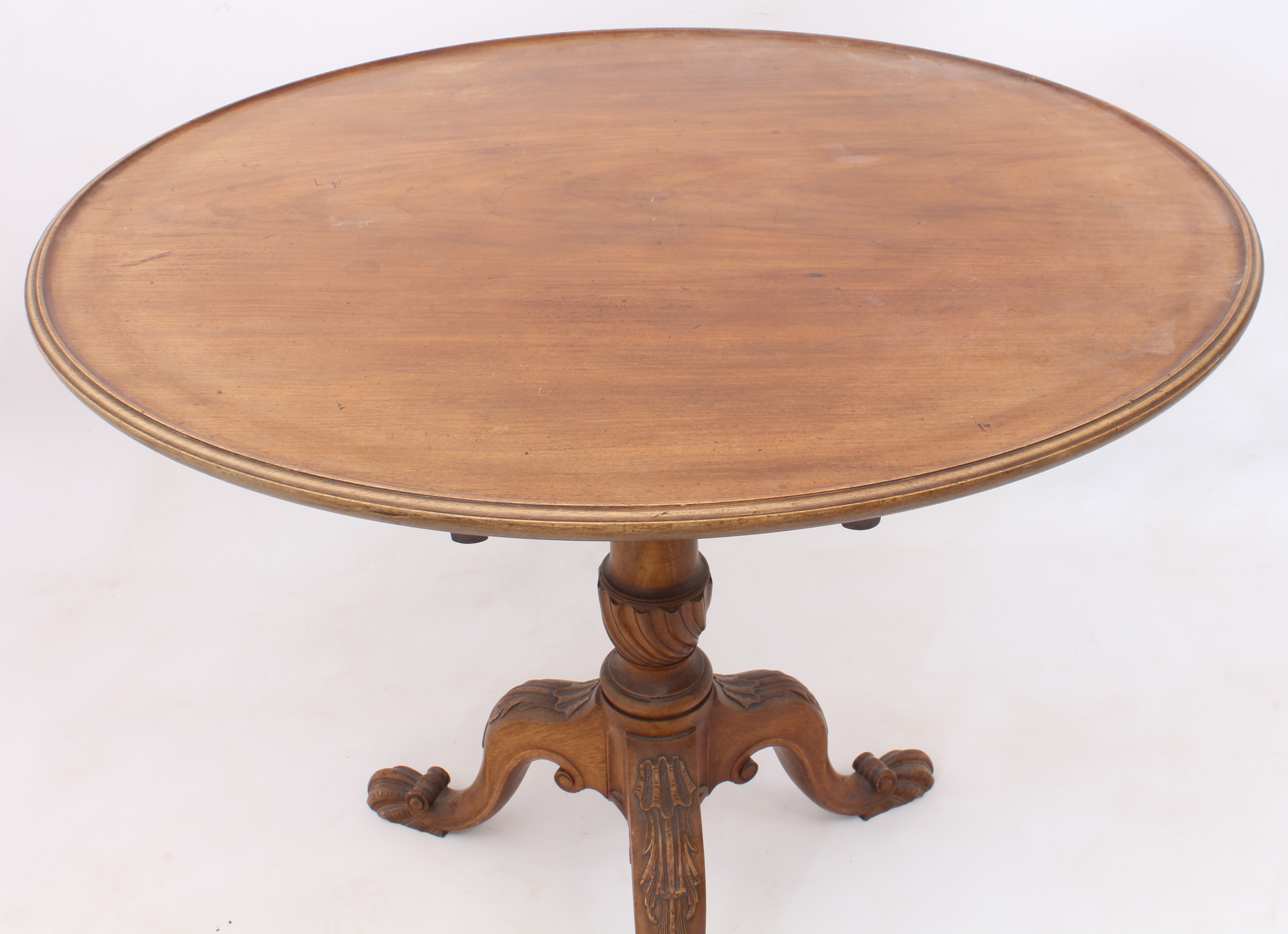 A George III style mahogany tilt-top supper table - early 20th century, the dished circular top on a - Bild 4 aus 4