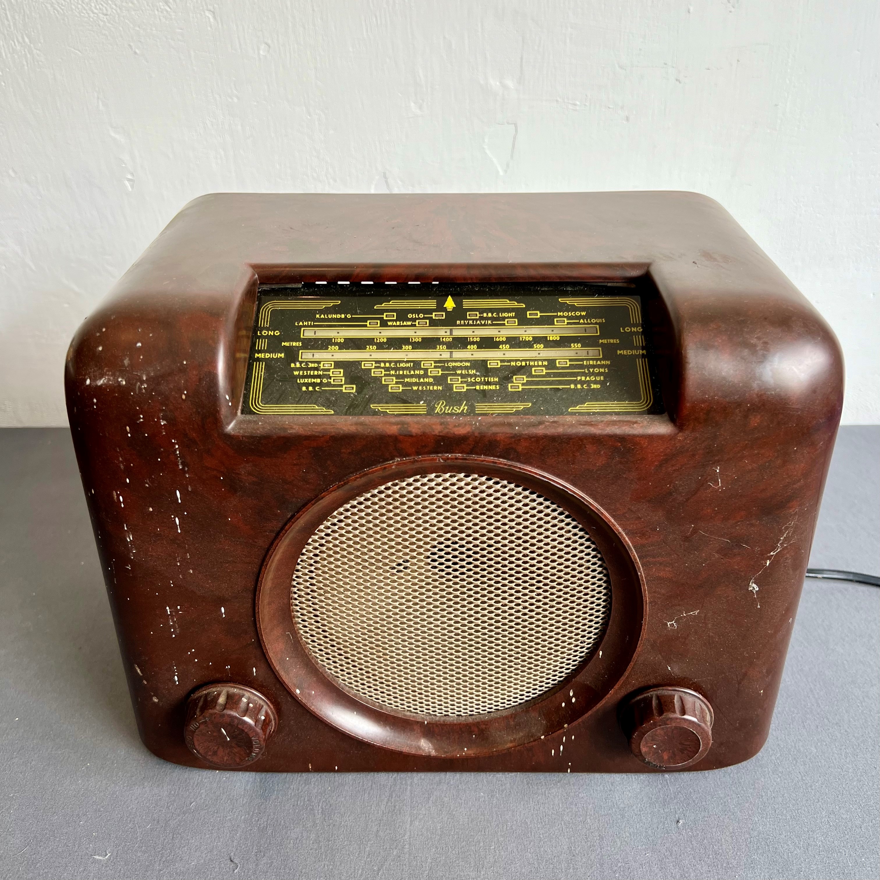 Two Bush bakelite radios - 1950s, comprising a DAC 90A and a DAC 10, both with brown bakelite cases, - Bild 6 aus 8