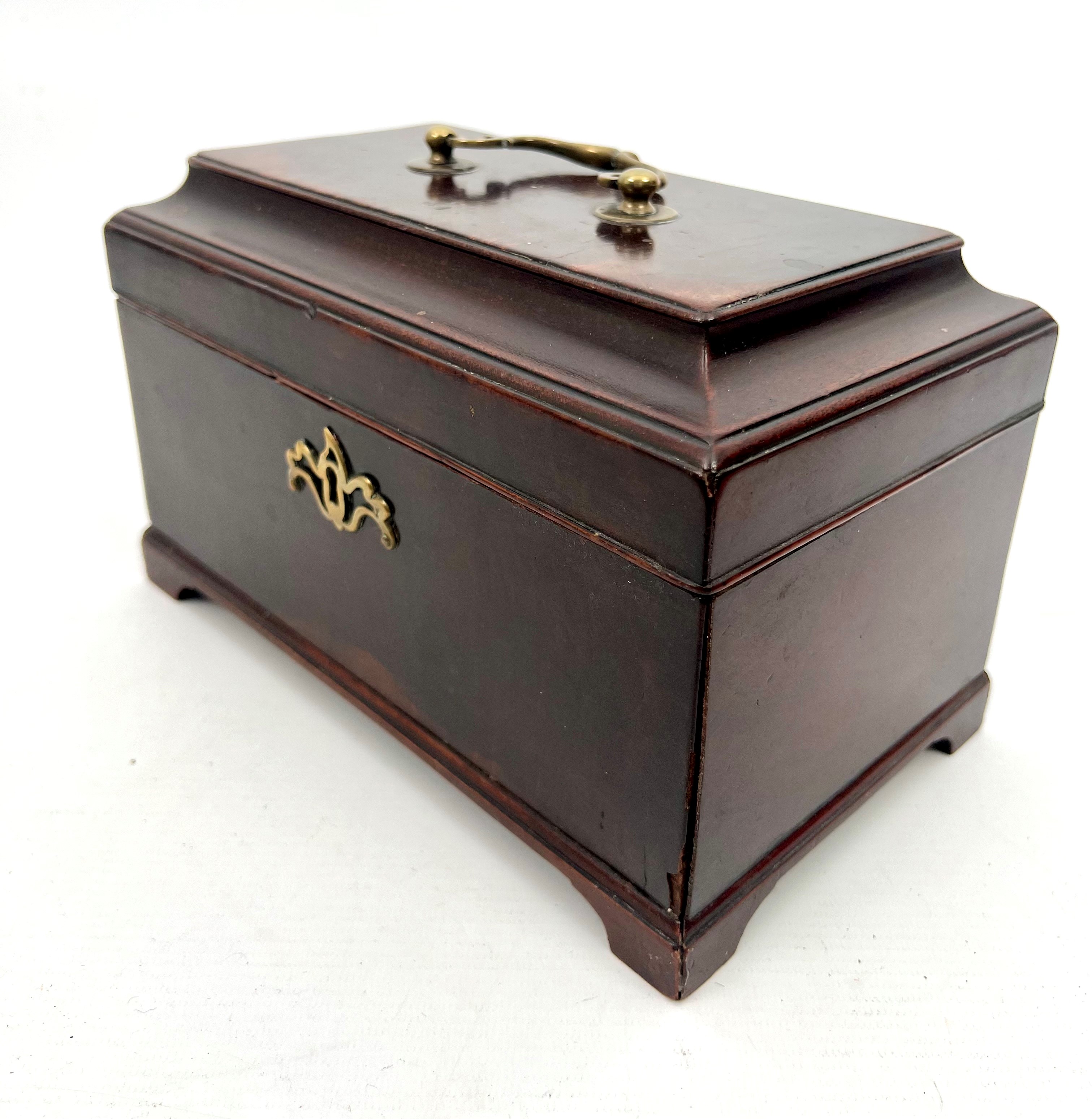 A George III mahogany sarcophagus tea caddy - with original brass handle and pierced escutcheon, - Bild 2 aus 6