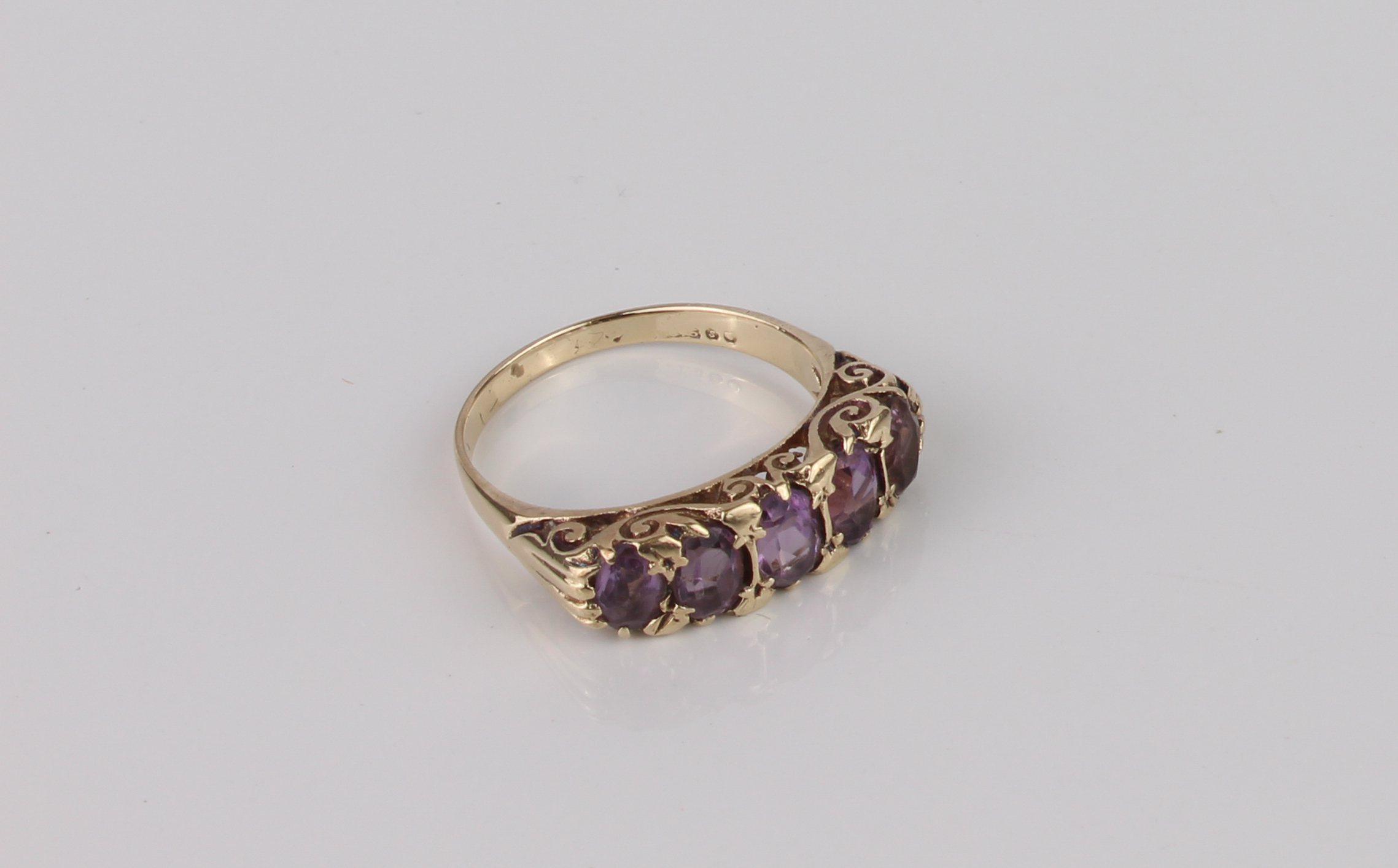 A 9ct gold and amethyst five stone Victorian-style ring - hallmarked London 1973, with five - Image 5 of 5