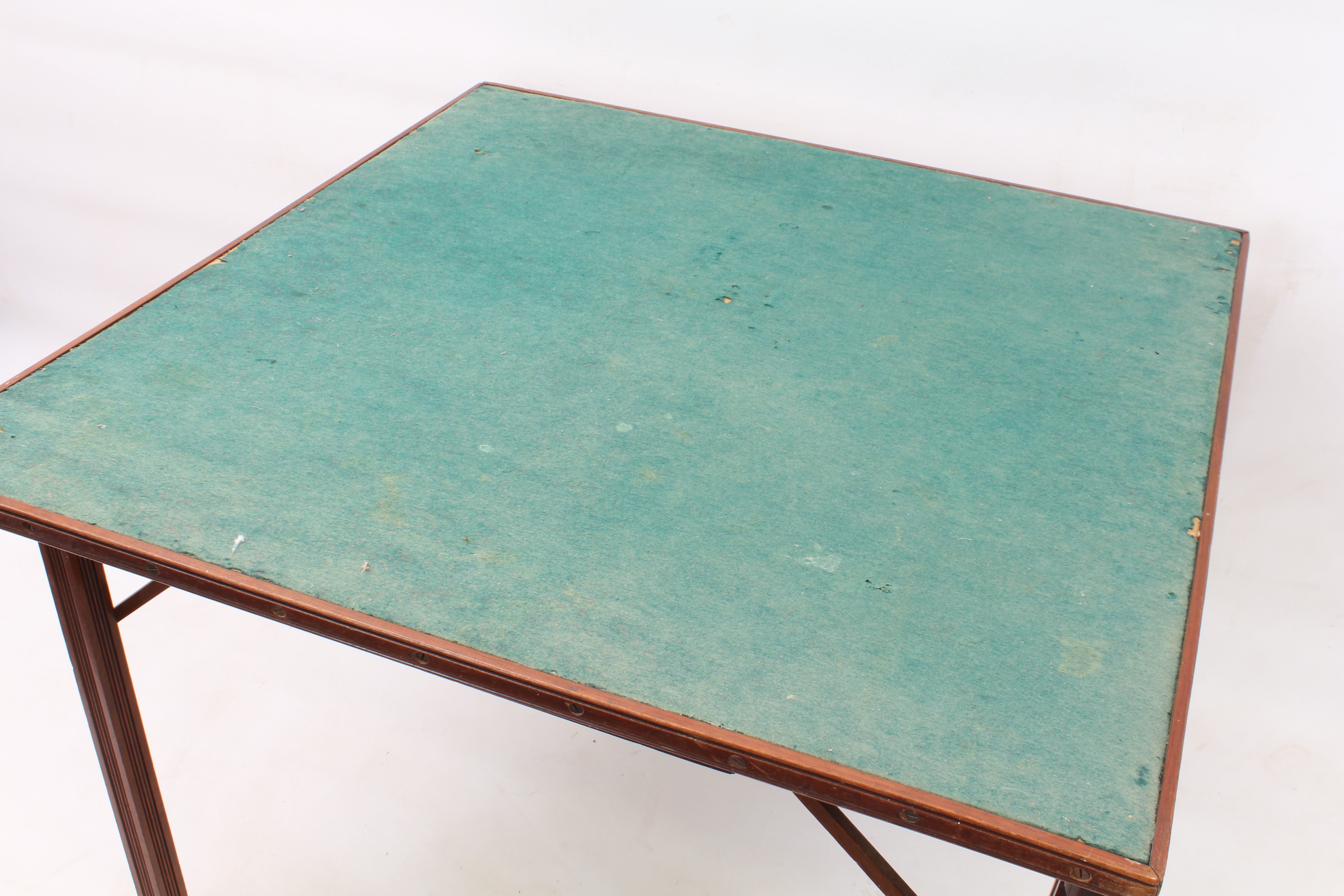 An Edwardian mahogany folding card-table - original maker's label to underside, 'Mudie's Squeezer - Bild 2 aus 3