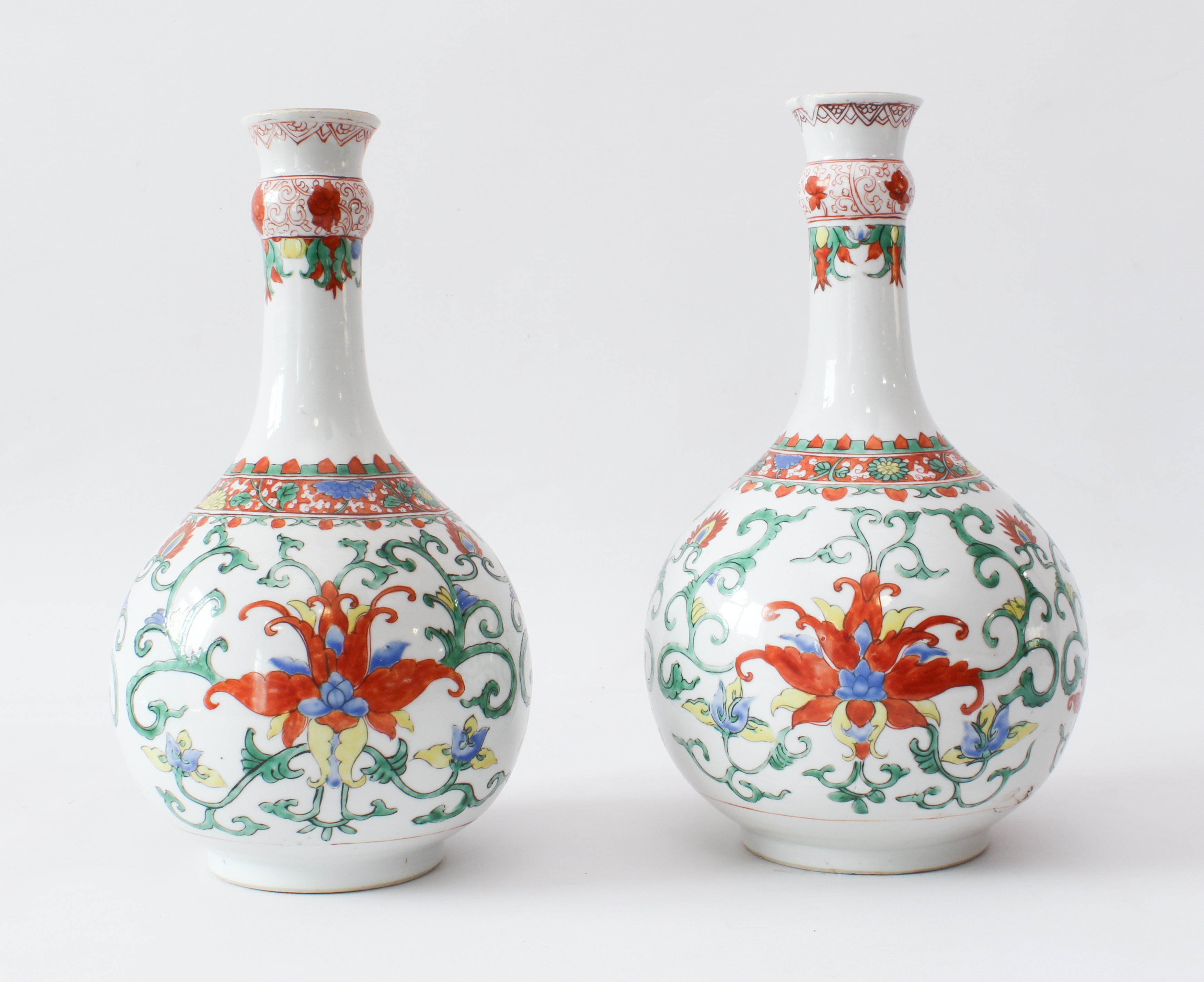 Five pieces of 20th century Chinese porcelain: a pair of garlic neck bottle vases, painted in the - Image 4 of 7