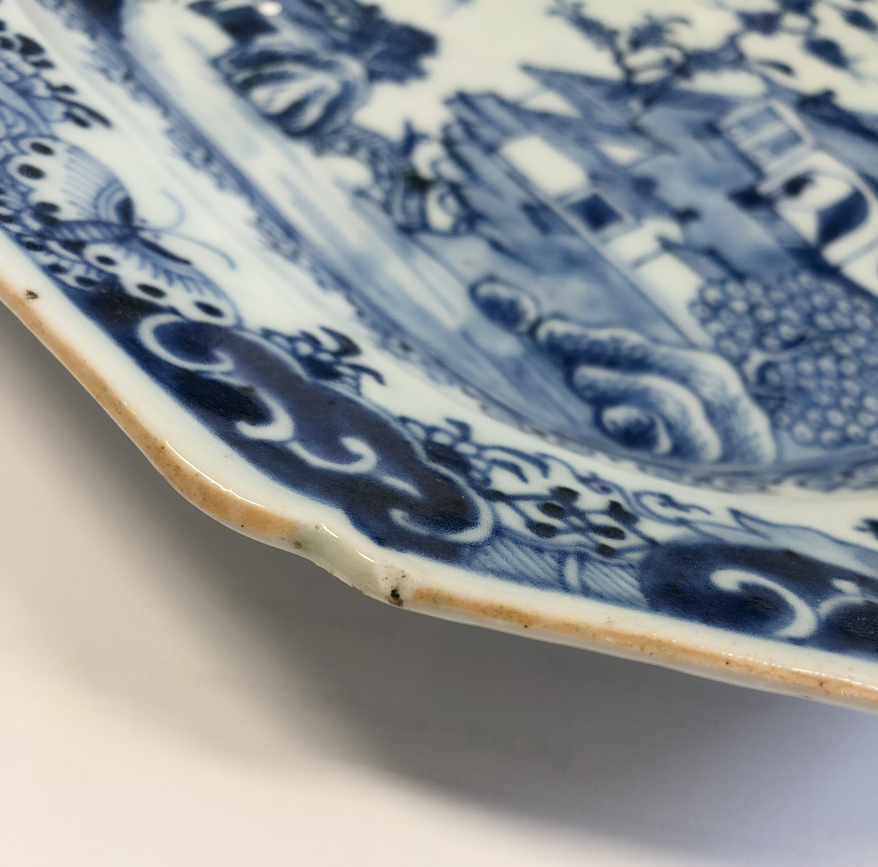 Eight Chinese export porcelain blue and white plates and octagonal platters - late 18th / early 19th - Image 18 of 31