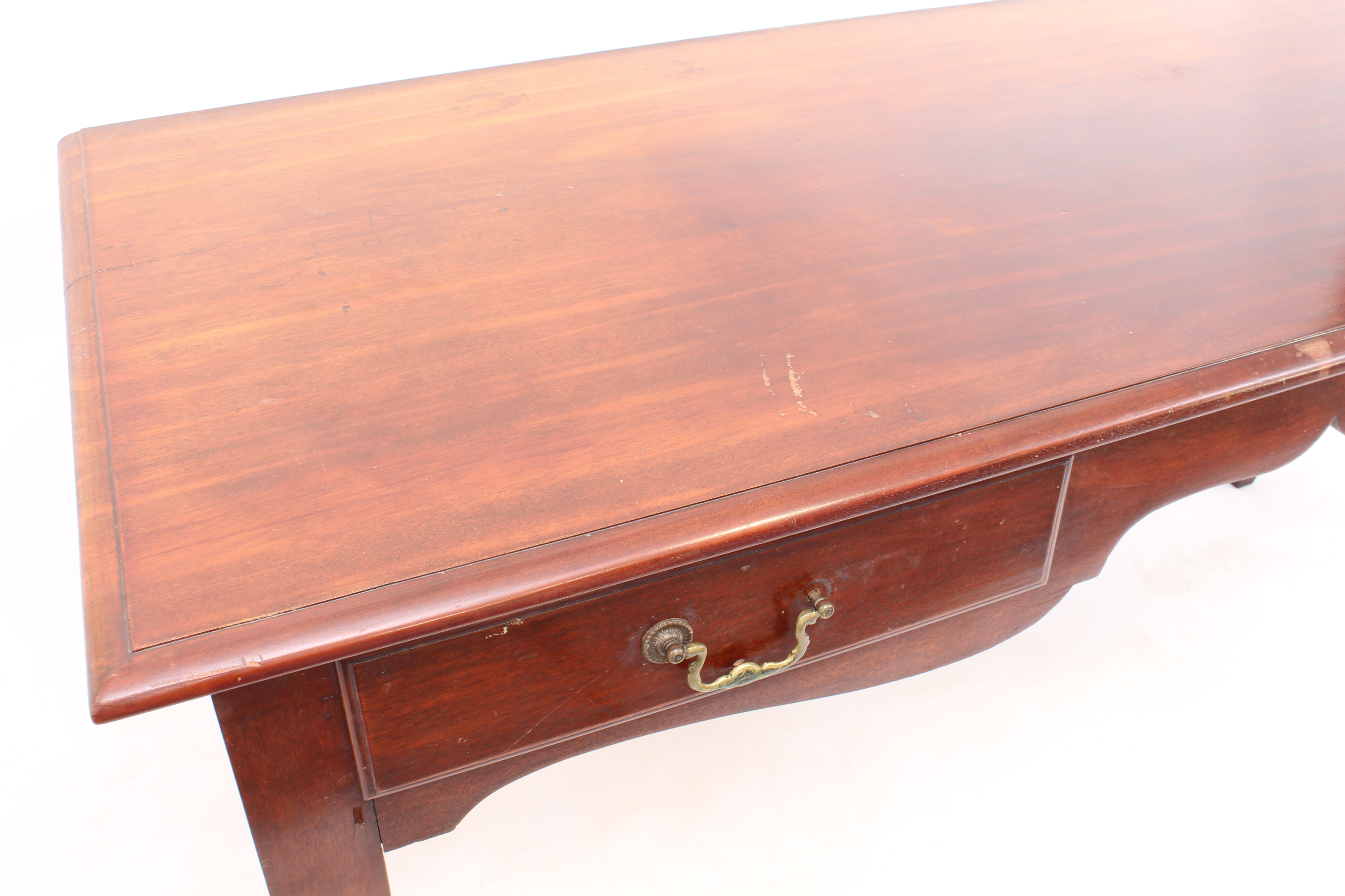 An Edwardian mahogany two-drawer library or writing table - the moulded top over two frieze - Bild 4 aus 4