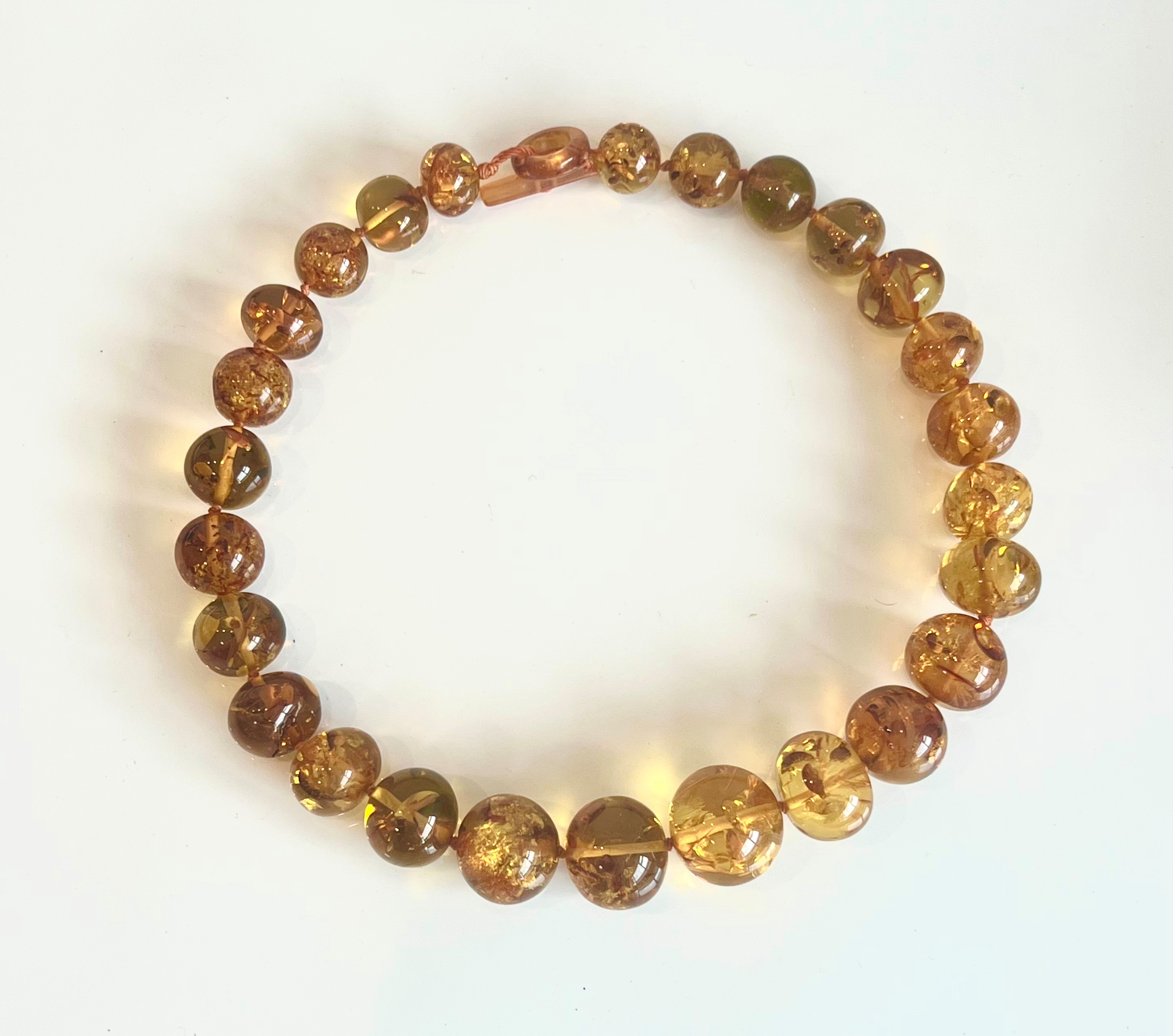 An amber bead necklace - with graduated, polished ovoid beads and loop and bar clasp, 43.5 cm long. - Bild 2 aus 2