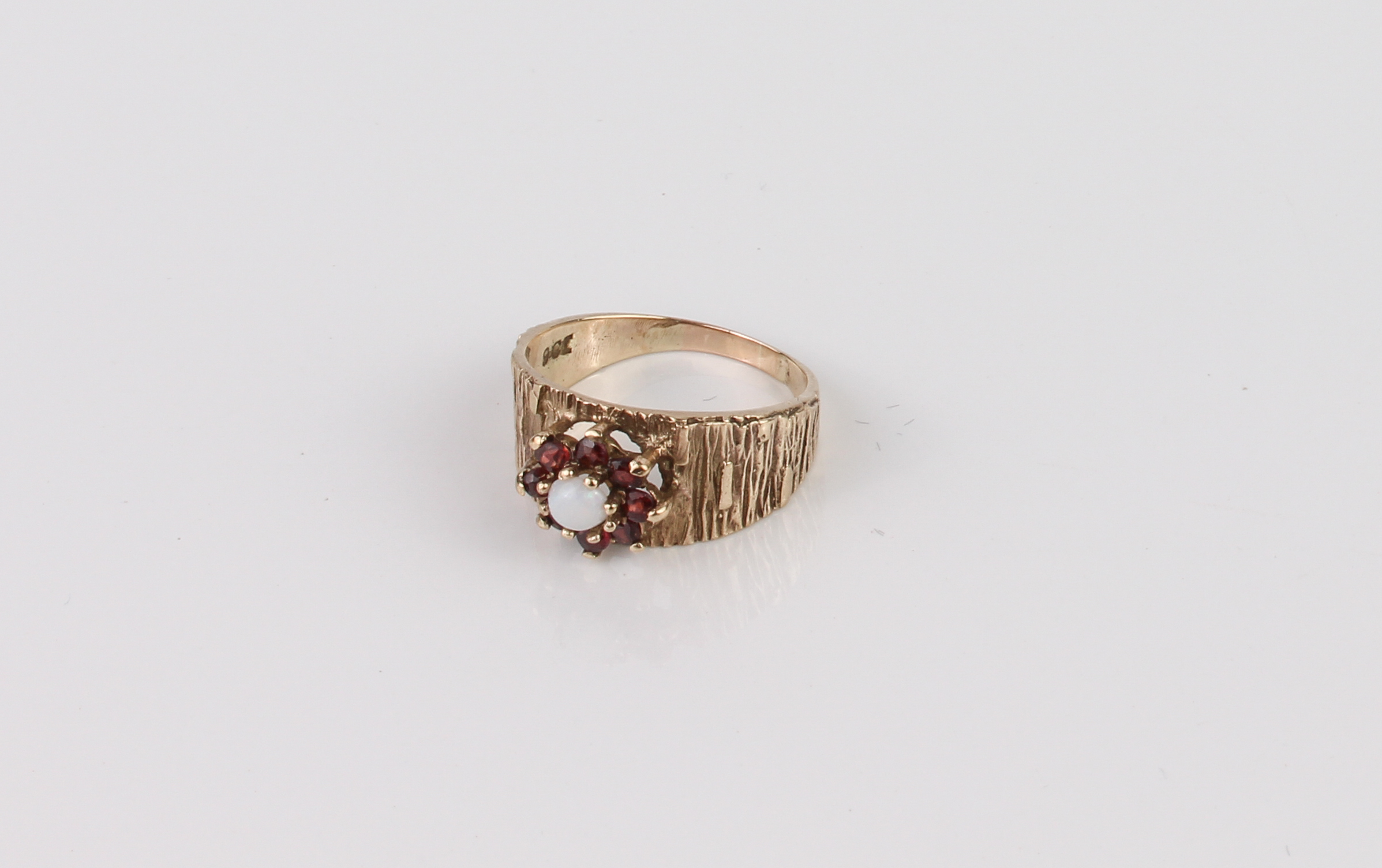 A vintage 9ct gold, white opal and garnet cluster ring - stamped '9CT', with bark effect - Image 4 of 4