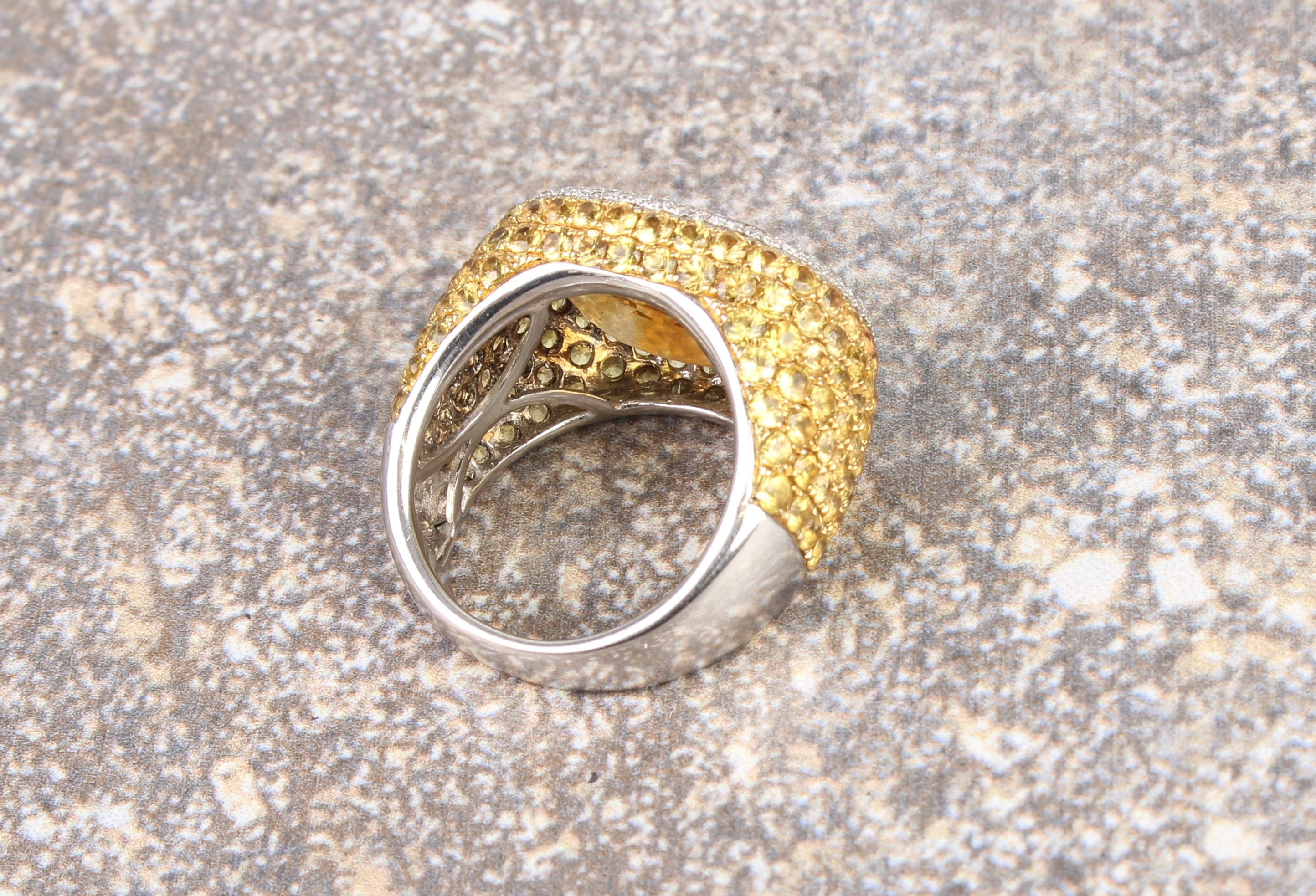 An impressive 18ct gold, citrine, yellow sapphire and diamond ring - marked 'K18 750', the 8.05ct - Bild 3 aus 3