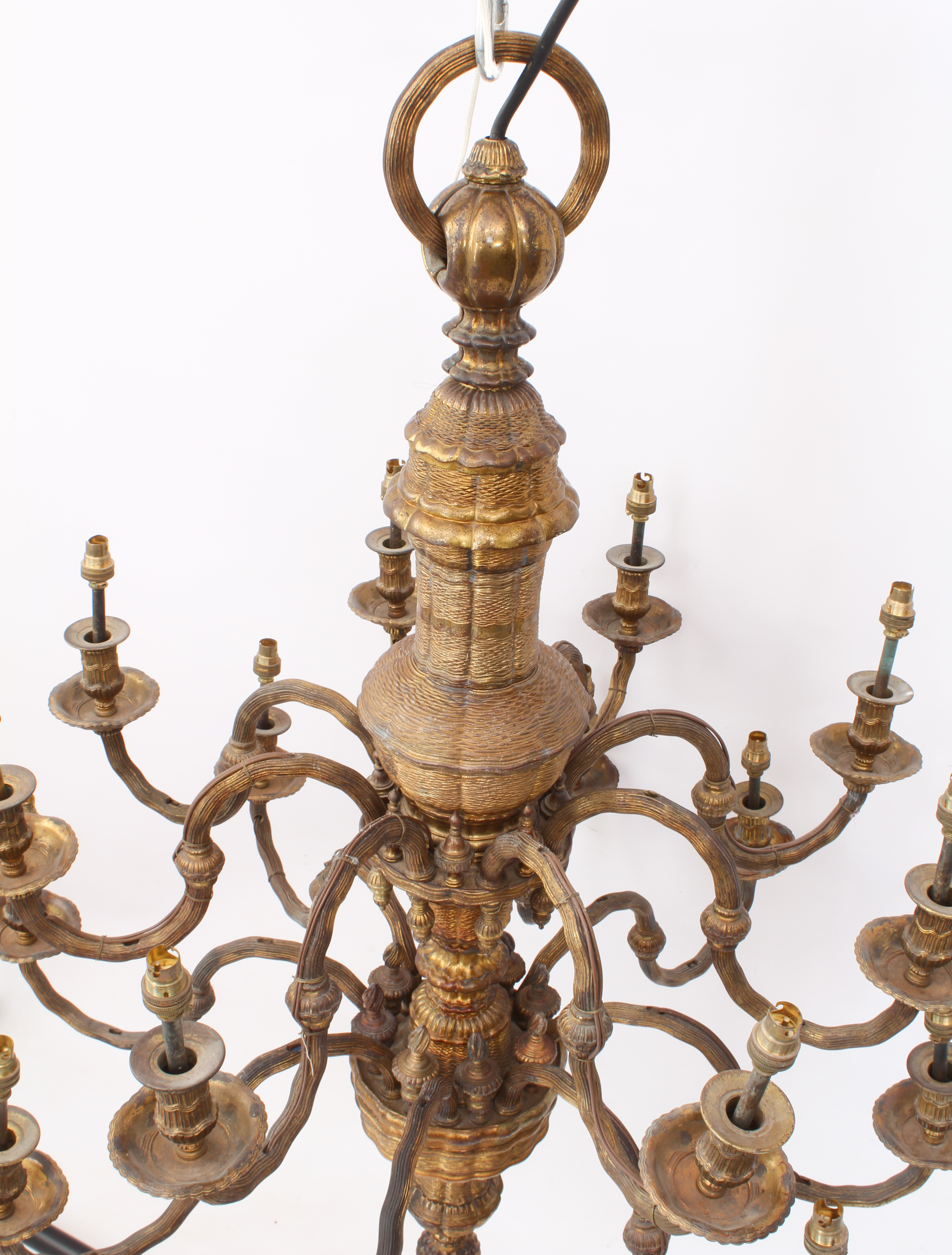 An impressive early 20th century sixteen-light gilt two-tier brass chandelier - the sixteen - Bild 5 aus 6