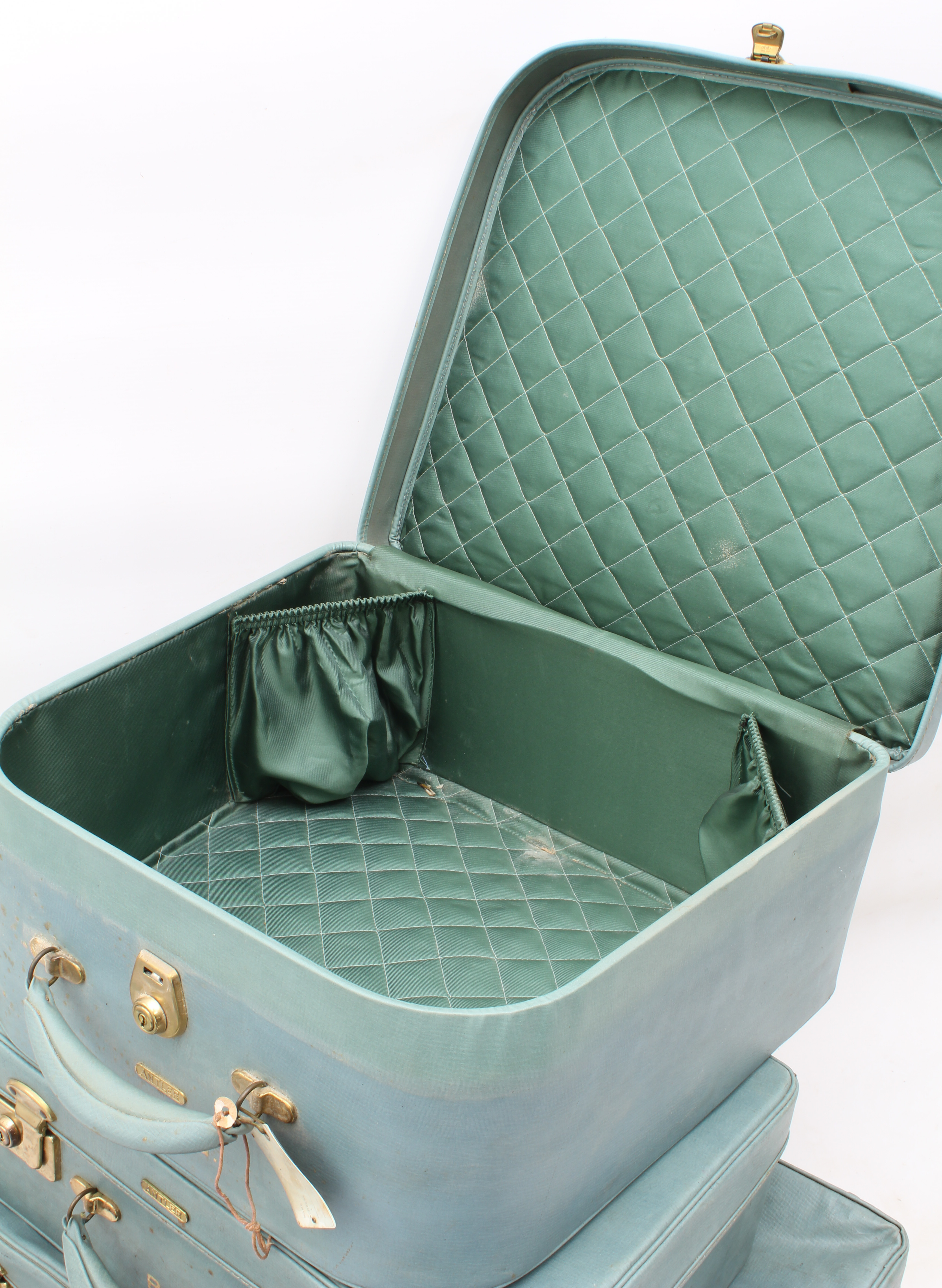 A five-piece set of vintage 1950s Antler luggage in turquoise vinyl - all with quilted fabric - Image 4 of 5