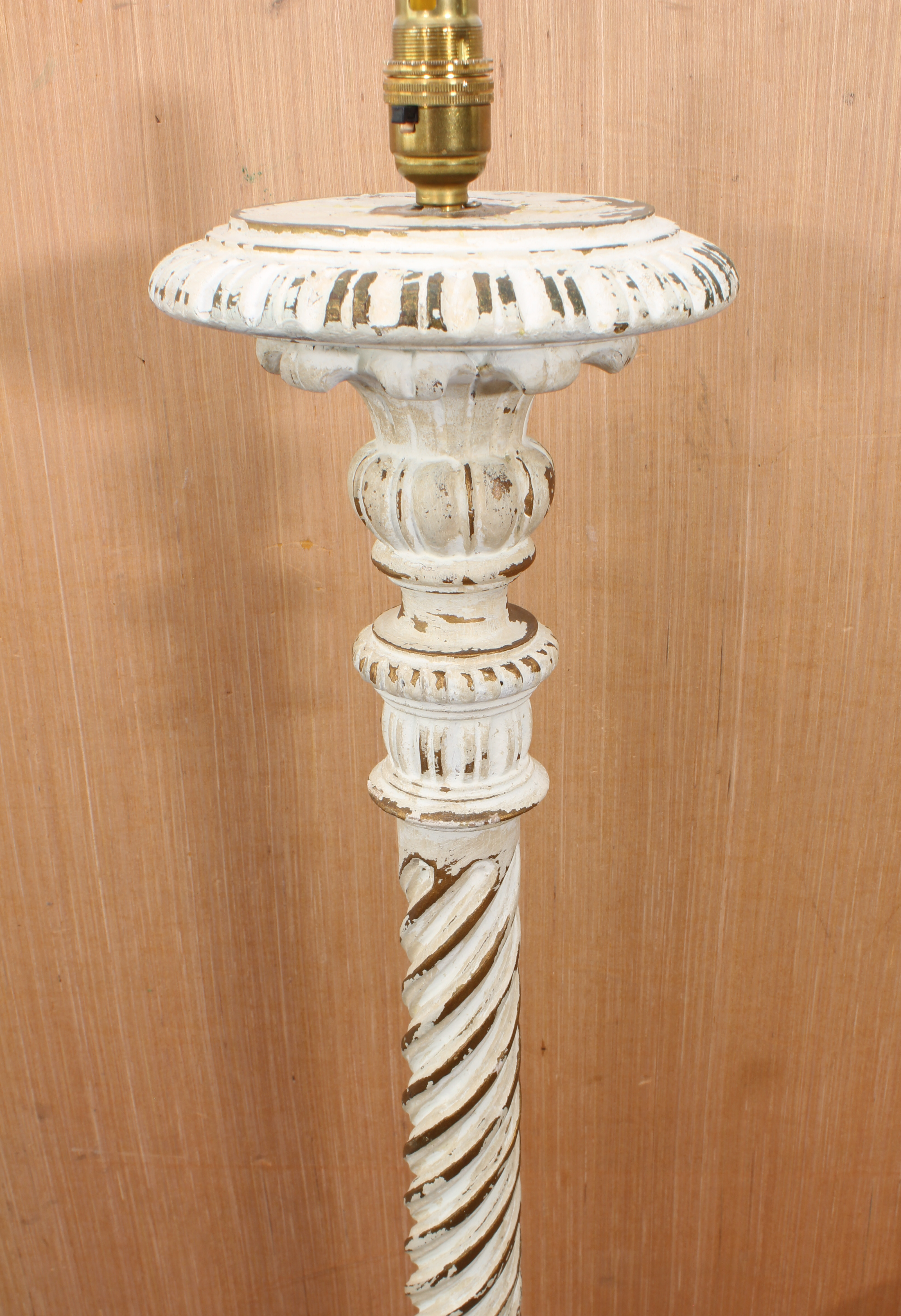 A distressed, painted standard lamp - with barleytwist and fluted column, to a fluted and egg & dart - Bild 2 aus 5