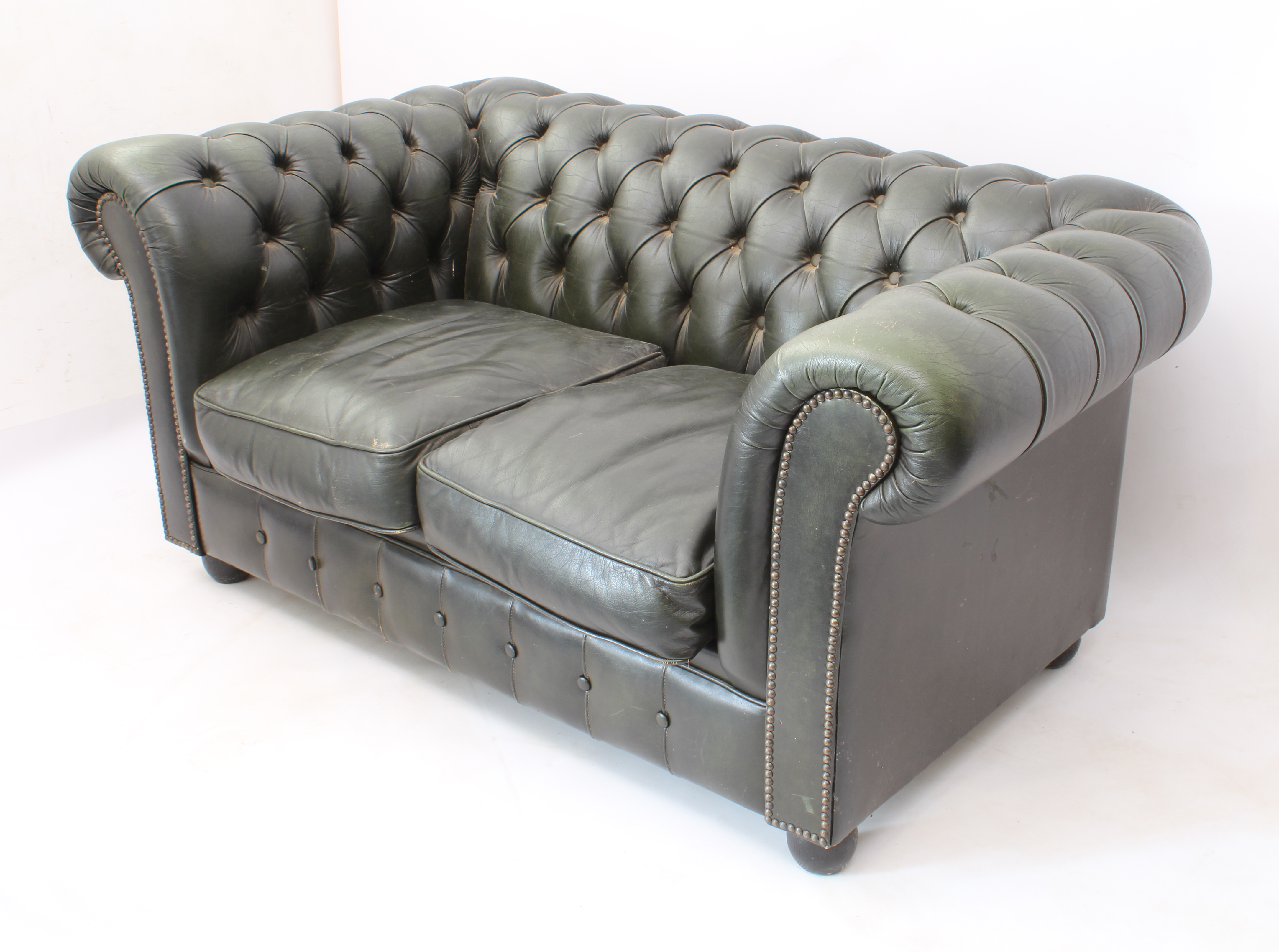 A green leather two-seater Chesterfield sofa - raised on four bun feet (LWH 148 x 87 x 71 cm) - Image 2 of 3