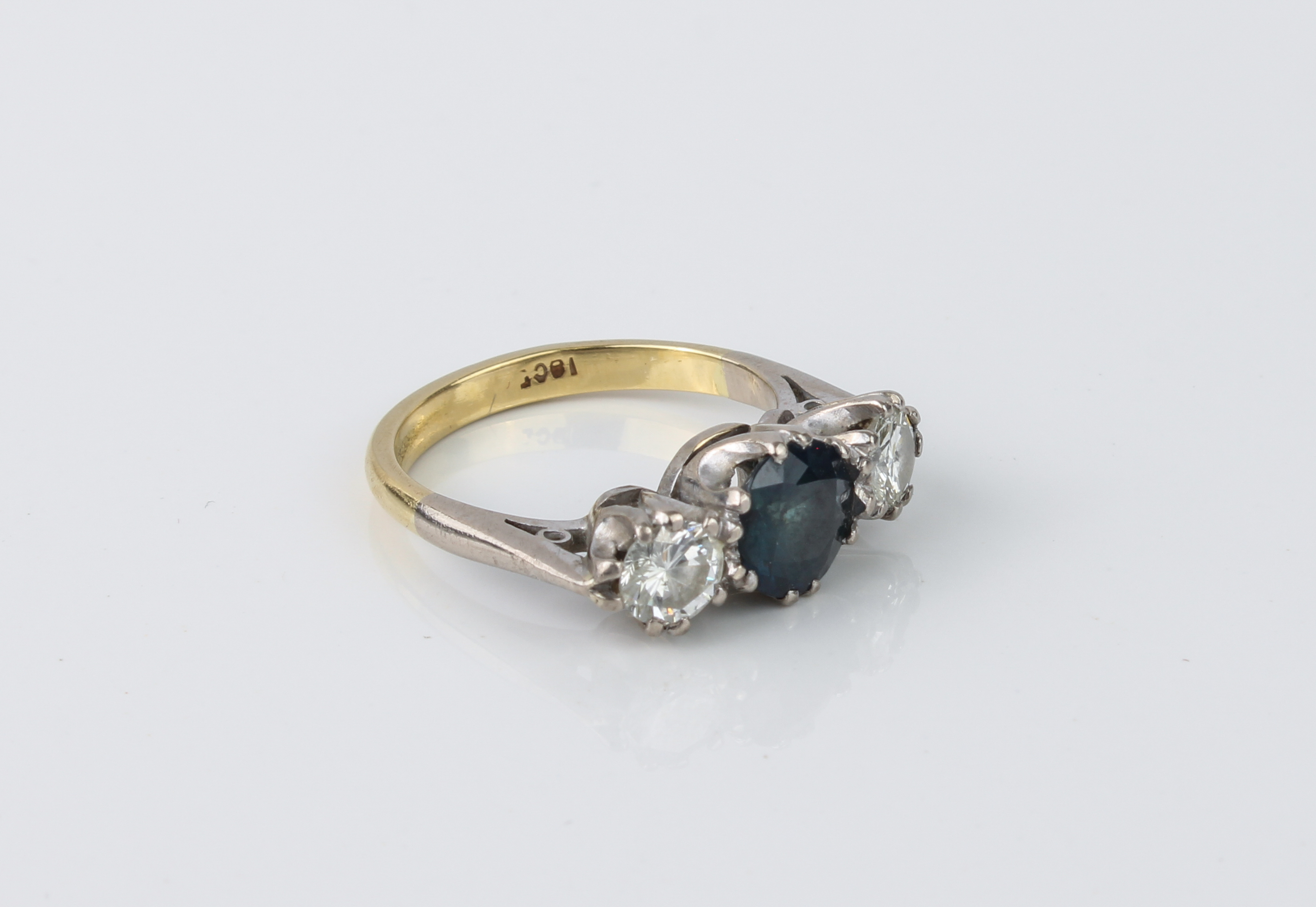 An 18ct white and yellow gold, sapphire and diamond three stone ring - the central 7mm round cut - Bild 2 aus 4