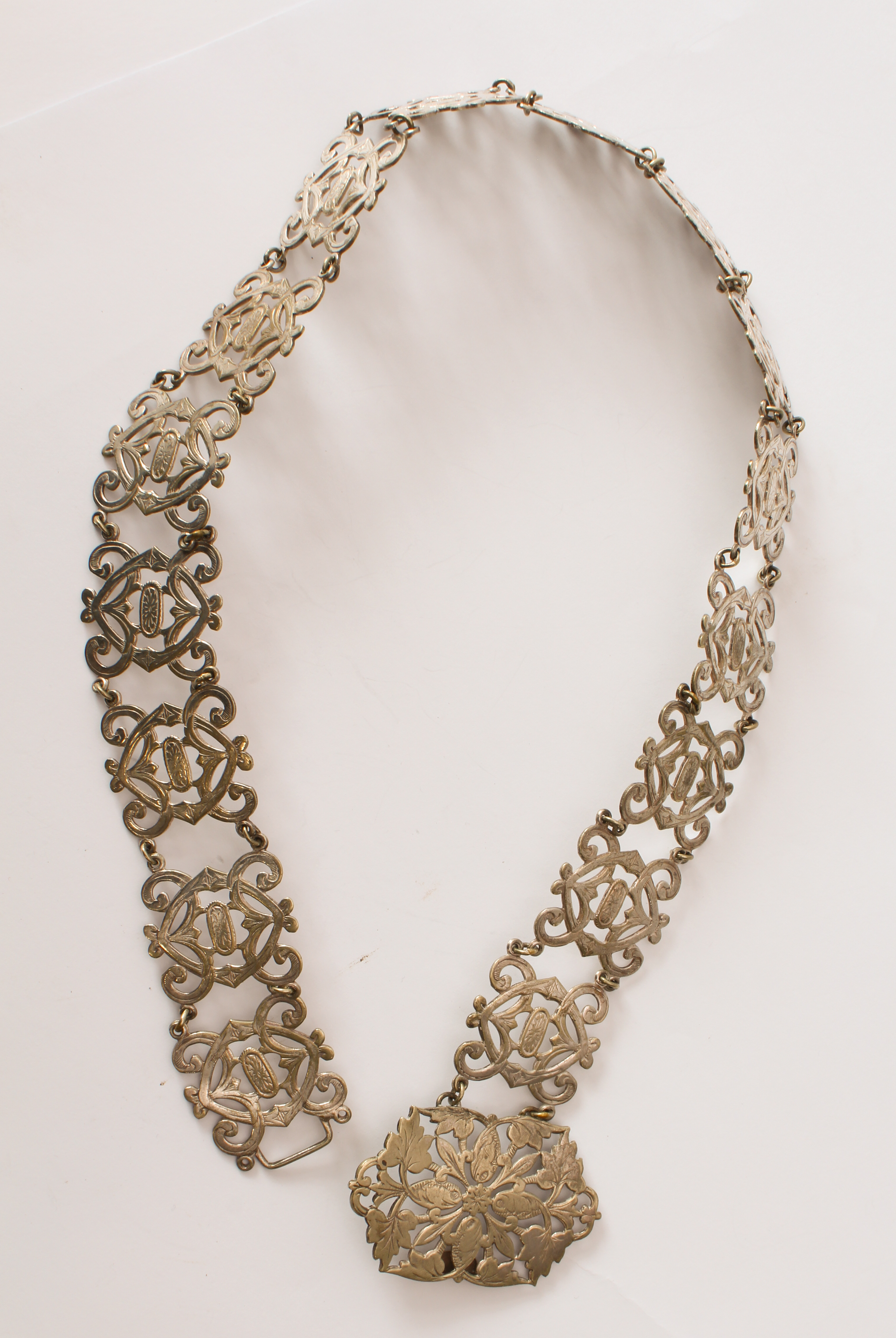 An early 20th century sterling silver necklace with silver-plated pendant locket - the pendant 50 - Image 6 of 8