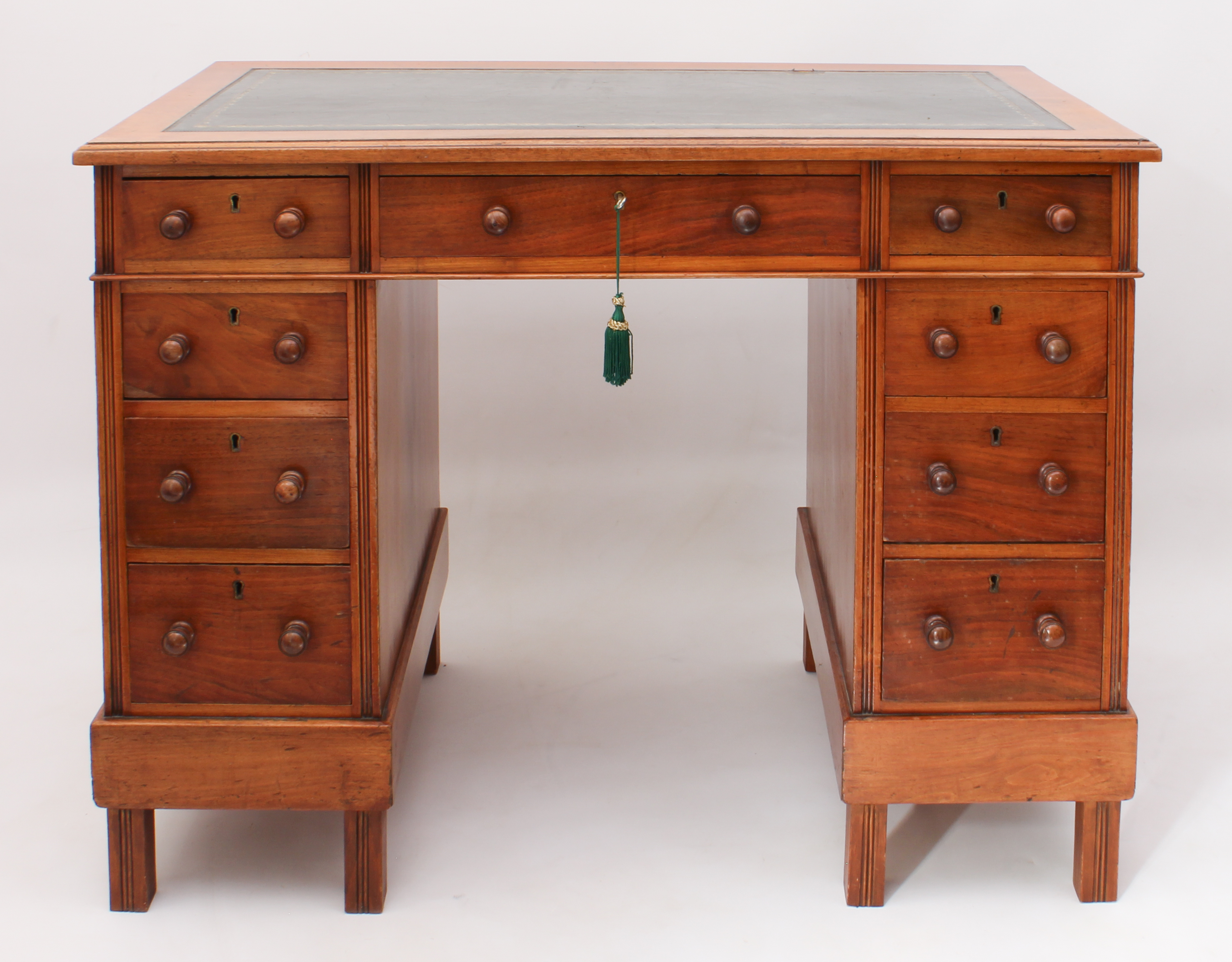 An Edwardian walnut double pedestal desk - the moulded top with inset gilt tooled green leather, - Bild 3 aus 6