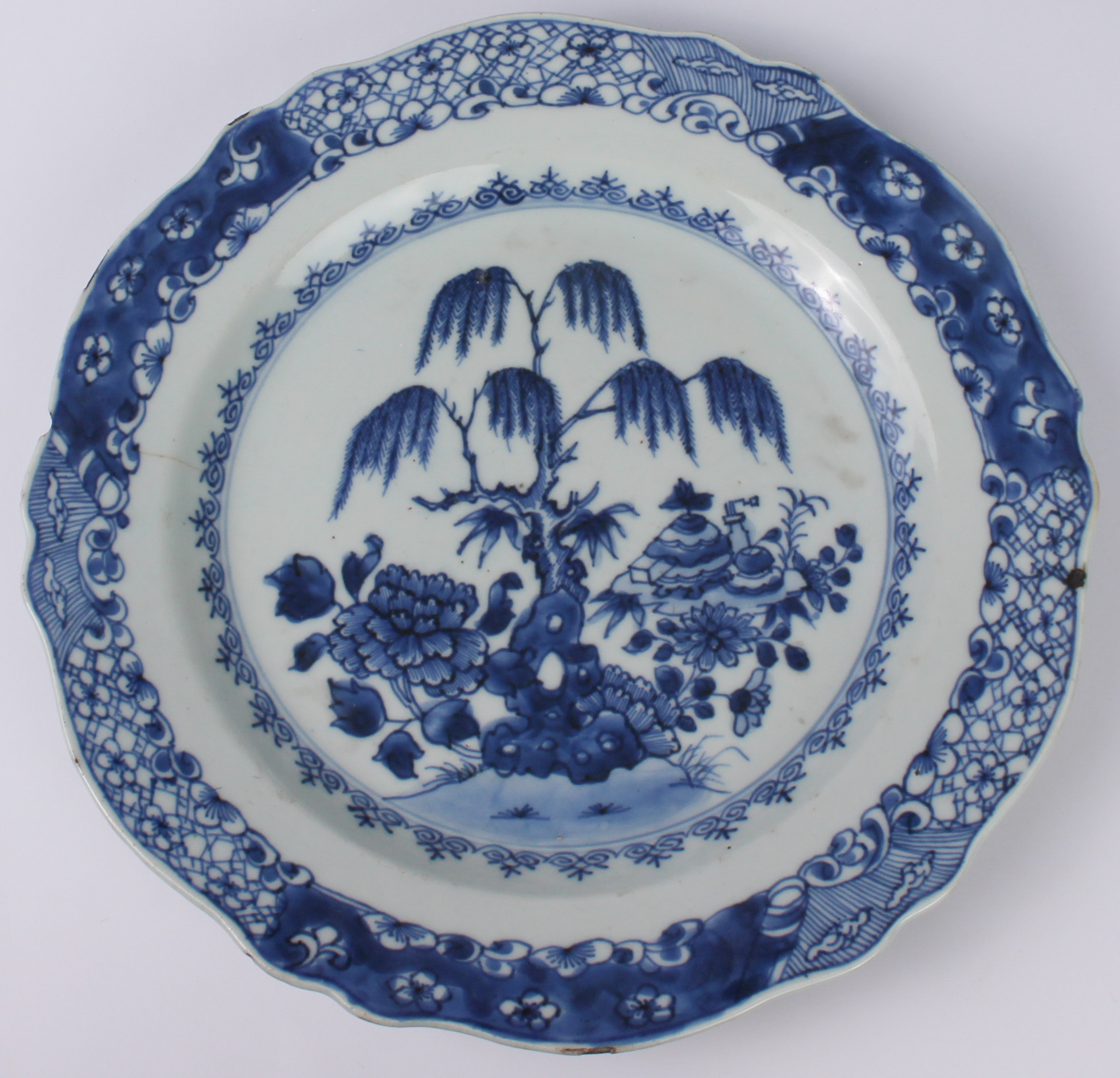 Eight Chinese export porcelain blue and white plates and octagonal platters - late 18th / early 19th - Image 6 of 31