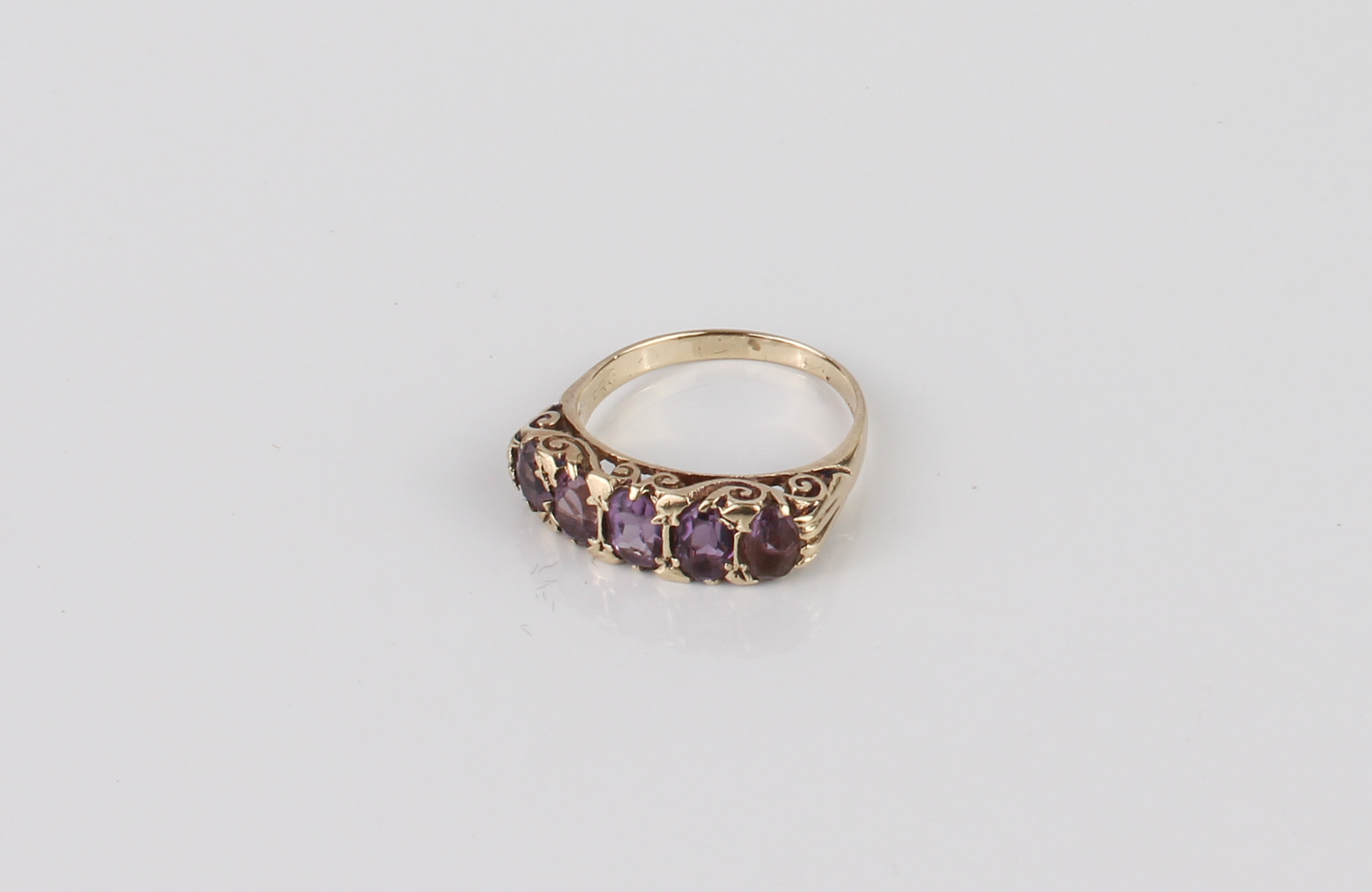 A 9ct gold and amethyst five stone Victorian-style ring - hallmarked London 1973, with five - Image 4 of 5