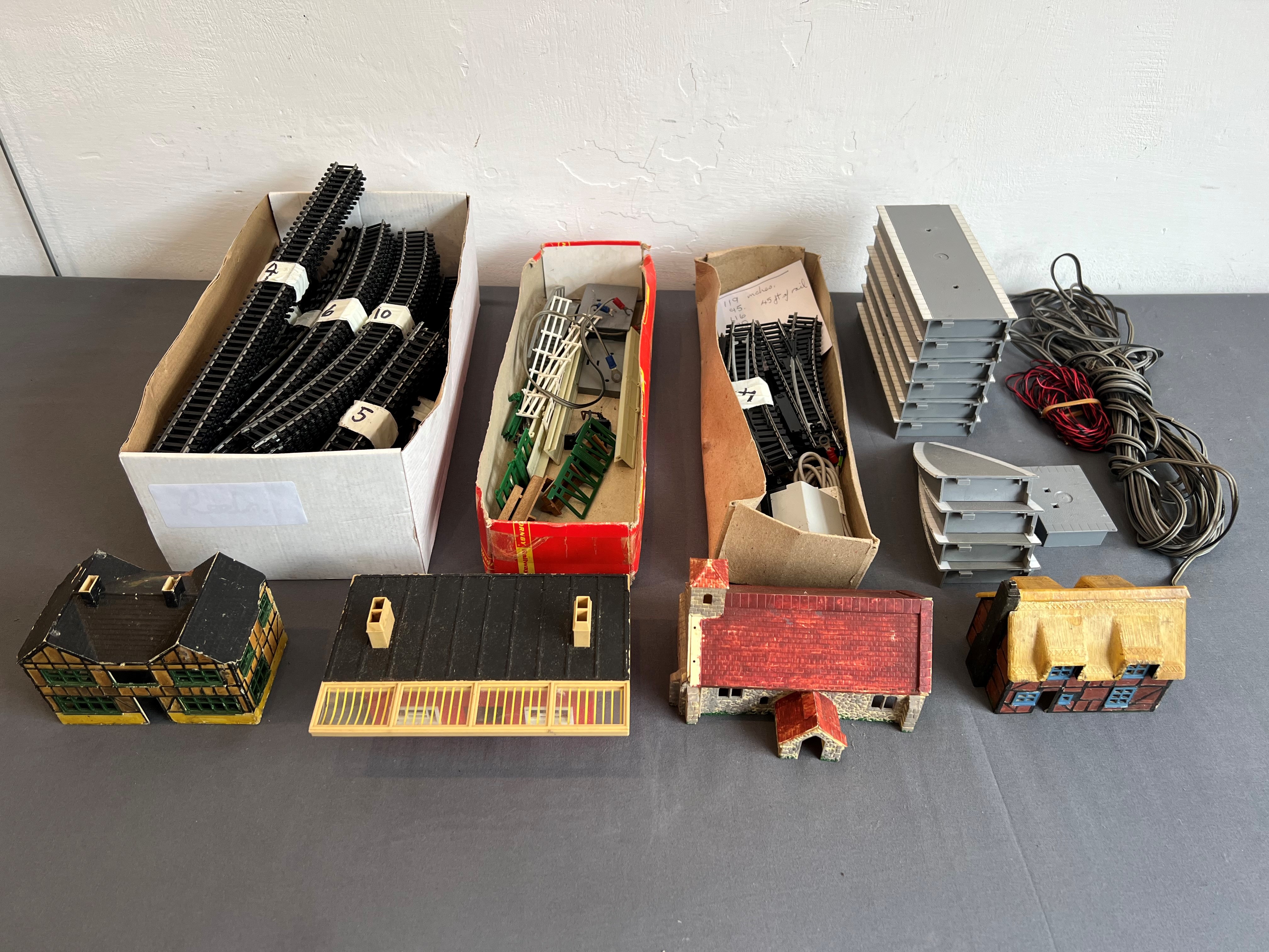 A small collection of Triang Hornby OO gauge trains - including an R751 Type 37 Co-Co diesel loco, - Bild 2 aus 2