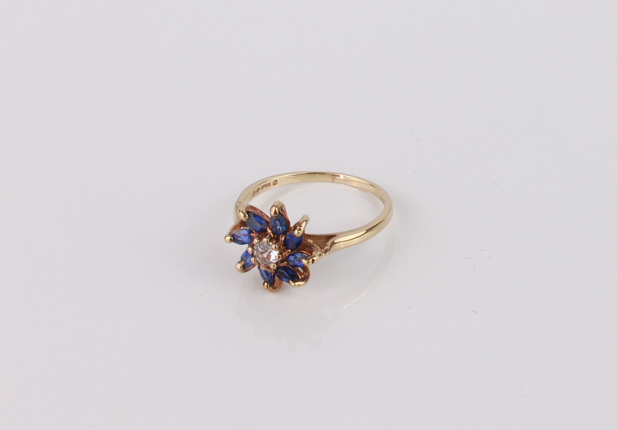 A vintage 9ct yellow gold, blue and white sapphire floral cluster ring - hallmarked London 1970, the - Image 4 of 4