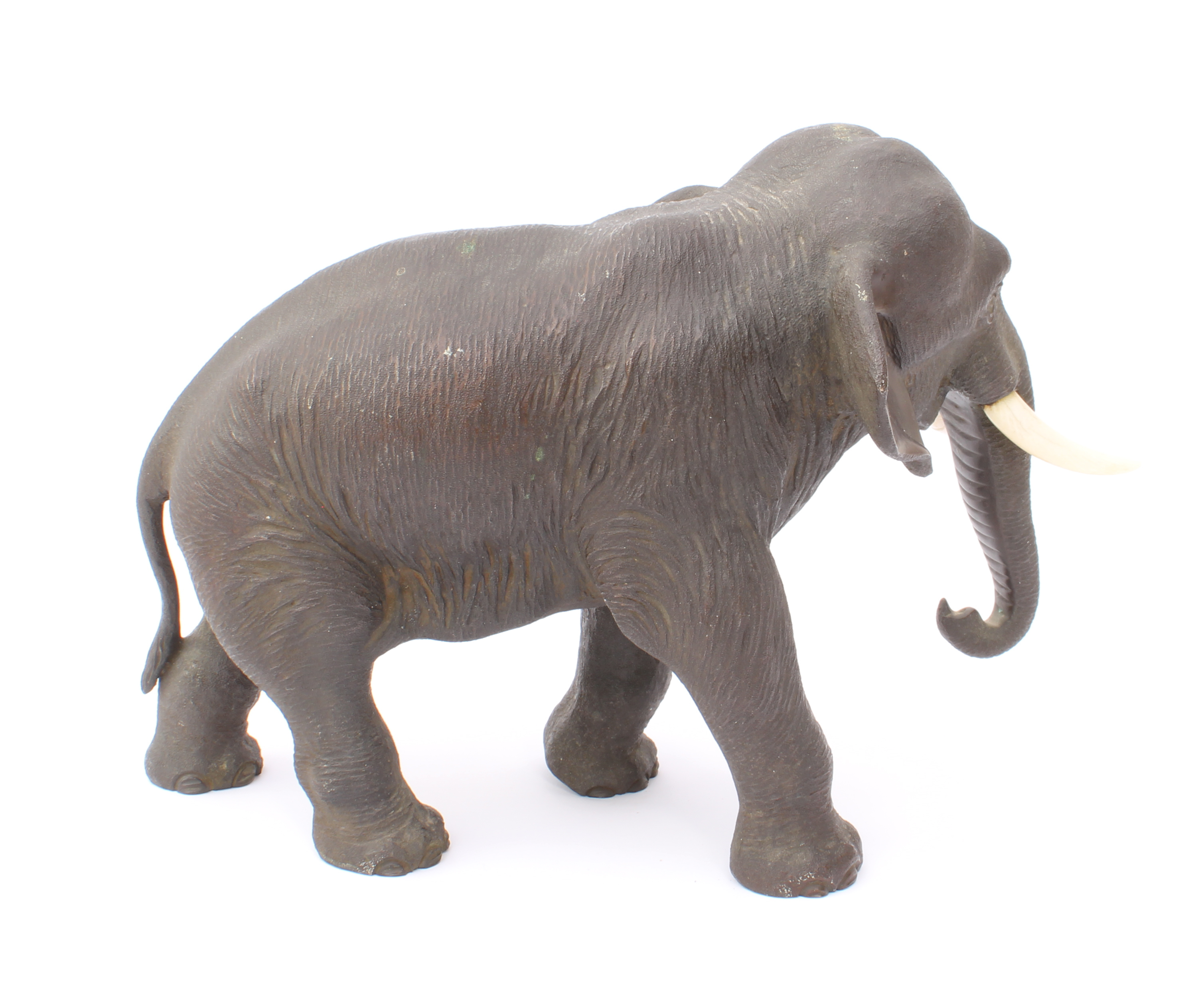 A Japanese bronze figure of an elephant - Meiji period (1868-1912), signed with four-character - Image 2 of 3